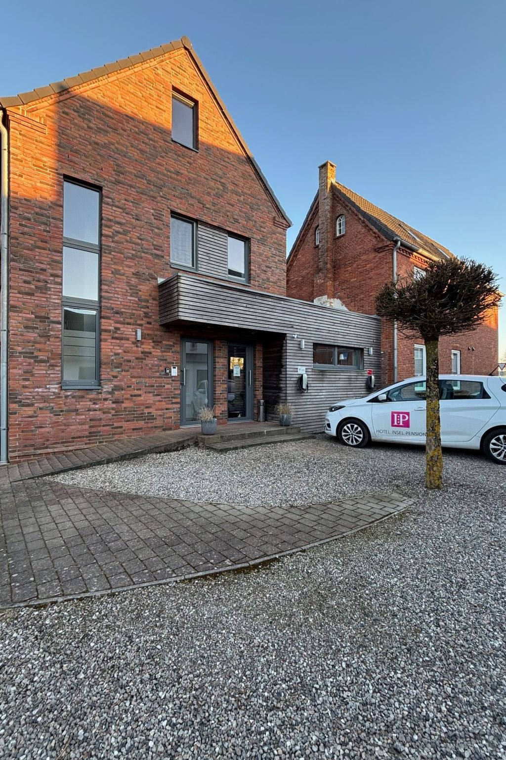 Discover your perfect retreat for an unforgettable stay in Niebüll, Schleswig-Holstein. Built in 1910 and completely renovated in 2008, our flat house combines North Frisian traditions with a touch o..