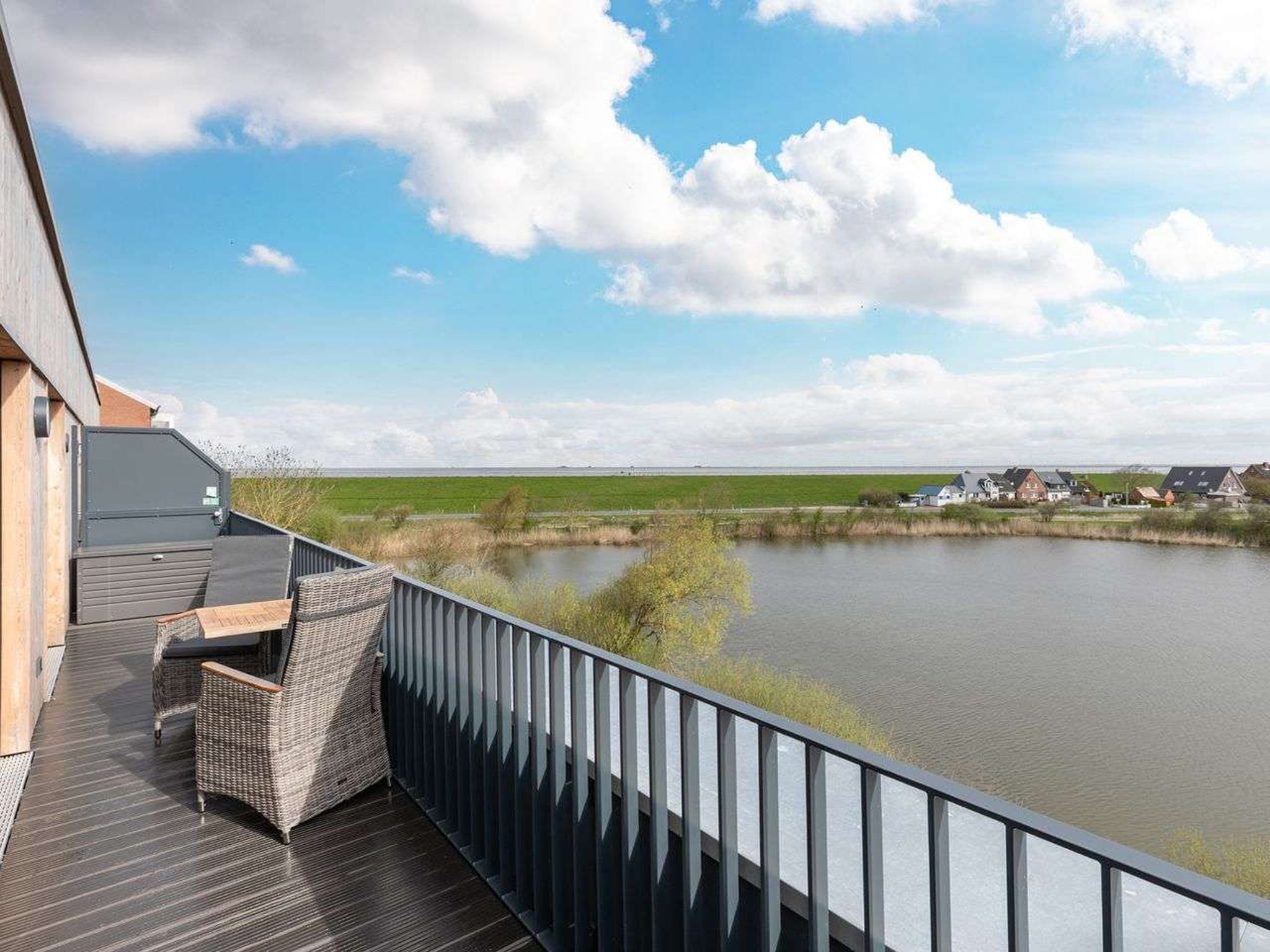 "Penthouse Küstenzauber", penthouse 3-kamers 84 m2. Zeer luxueus en stijlvol ingericht: groot woon-/eetkamer met Sat-TV (Flatscreen TV), radio, stereo-installatie en DVD. Uitgang naar het terras. 2 k..