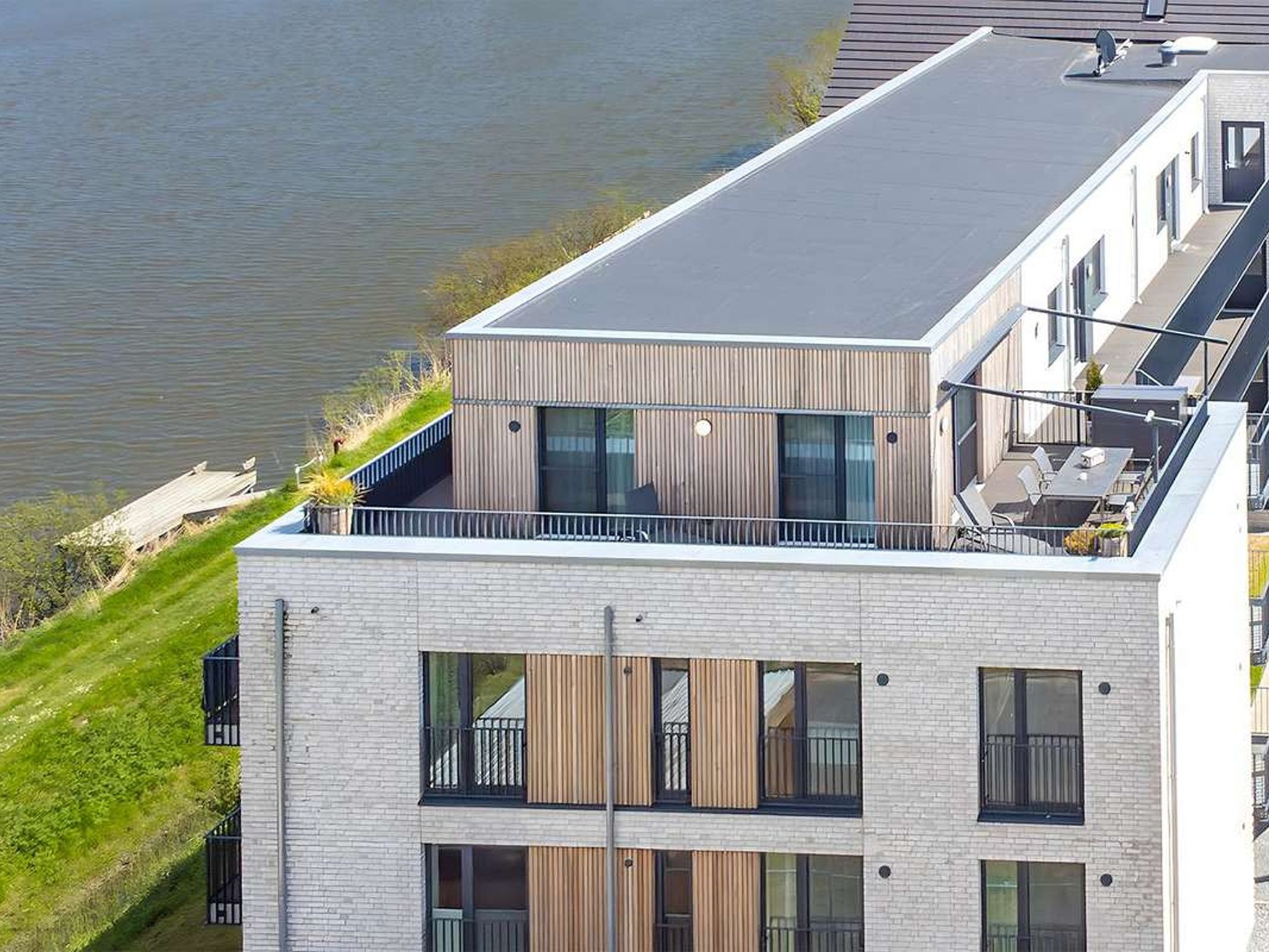 "SeeZeichen Nordstrand", penthouse 3-kamers 112 m2. Zeer luxueus en stijlvol ingericht: groot woon-/eetkamer met Sat-TV (Flatscreen TV), stereo-installatie en DVD. Uitgang naar het terras. 2 groot kam..