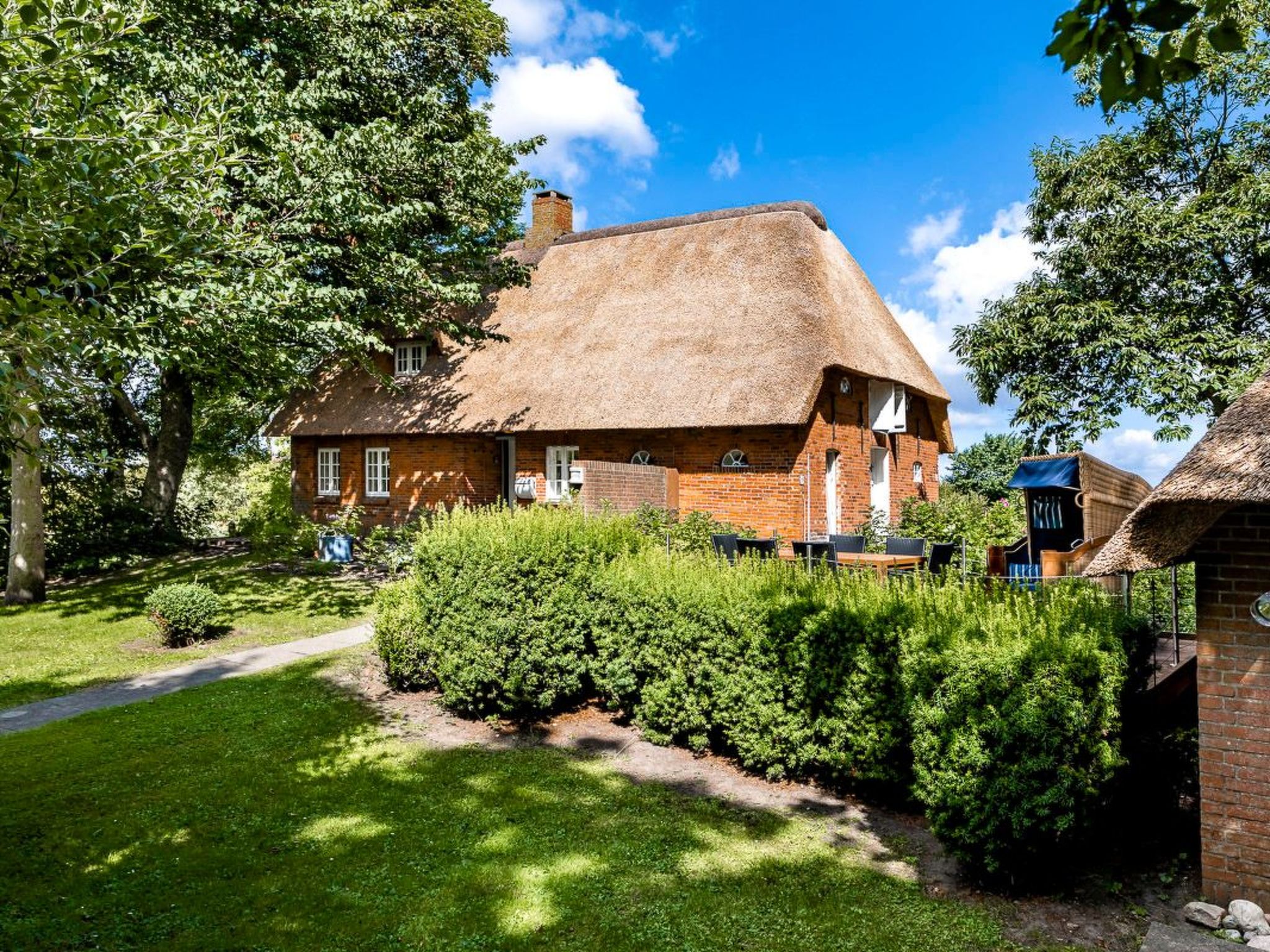 Reetdachhaus inmitten von Wiesen und Feldern-Binnen