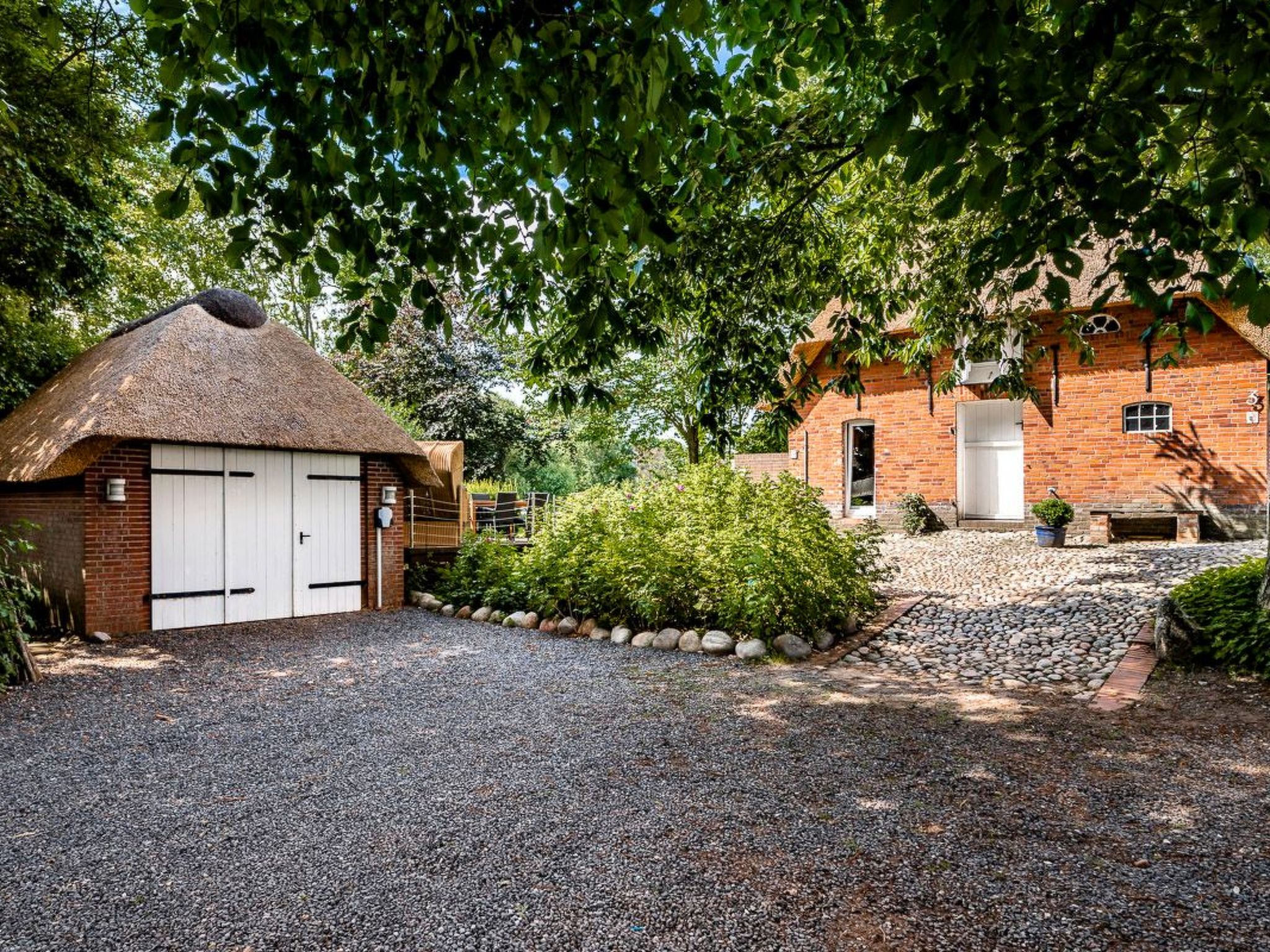 Reetdachhaus inmitten von Wiesen und Feldern-Binnen