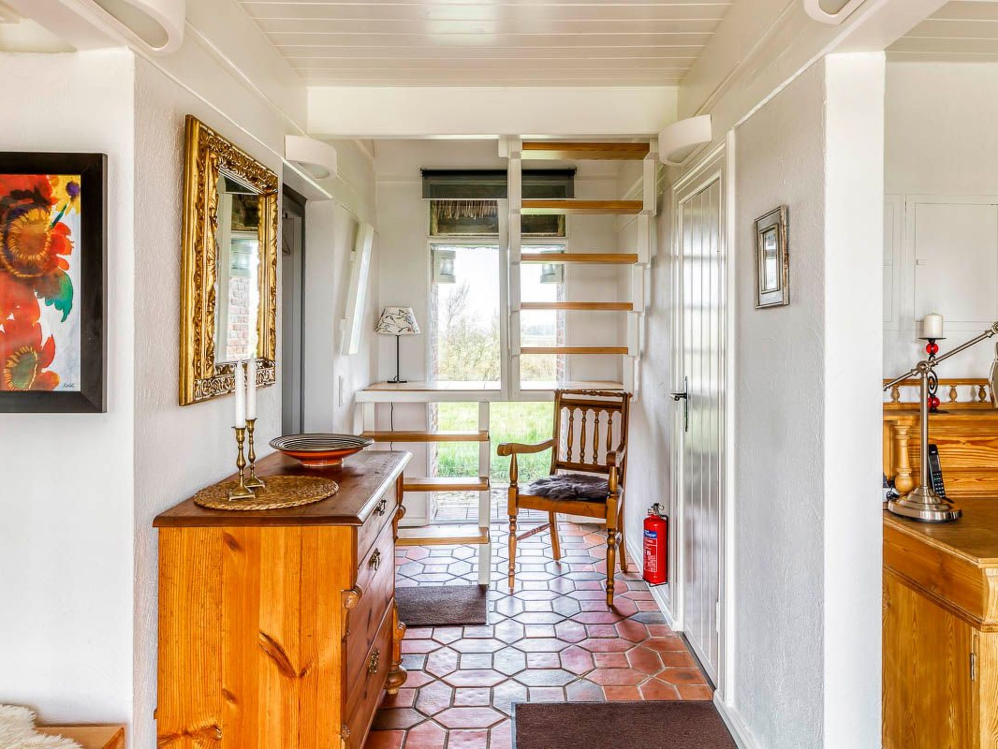 Reetdachhaus inmitten von Wiesen und Feldern-Binnen