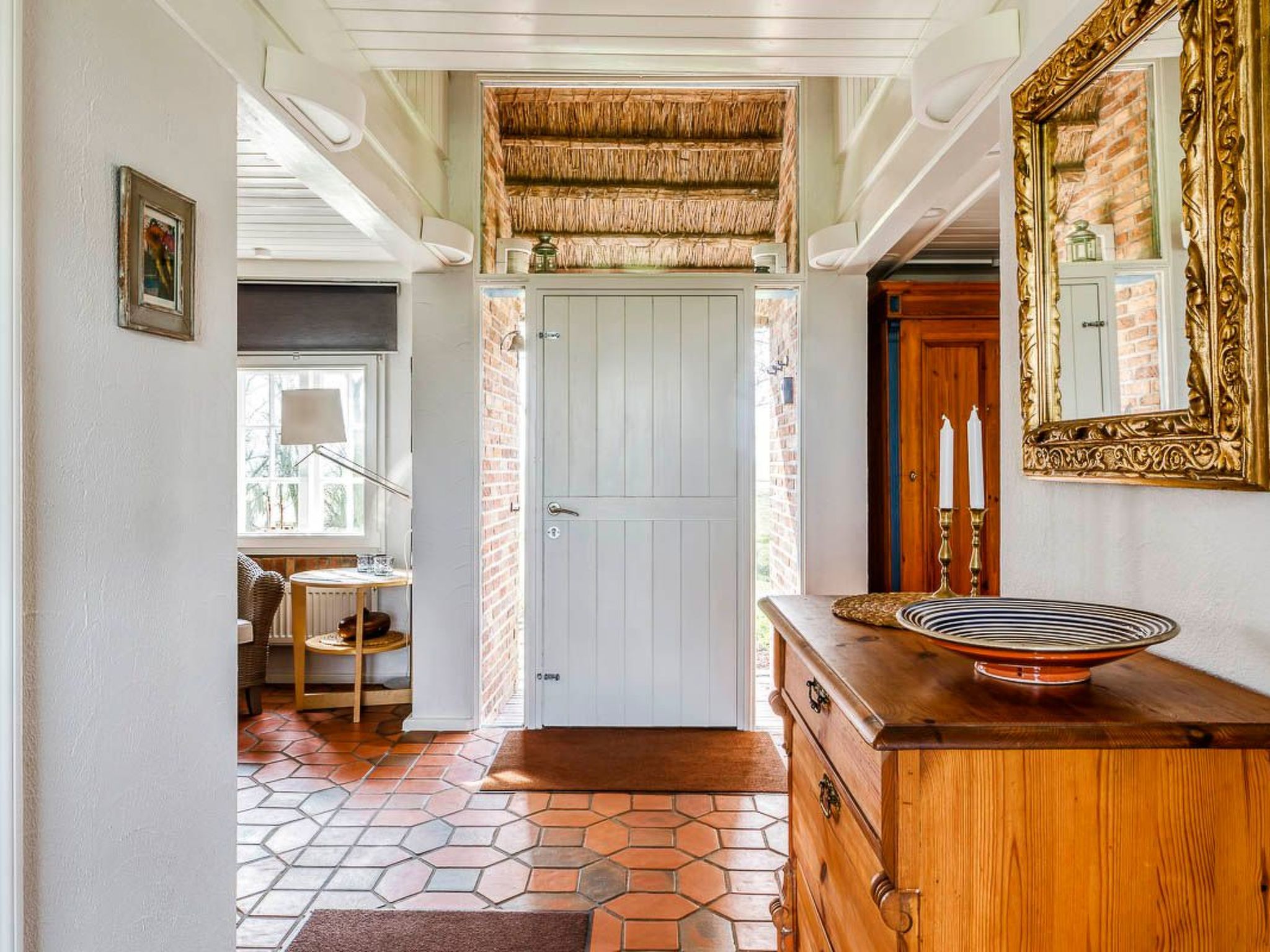 Reetdachhaus inmitten von Wiesen und Feldern-Binnen