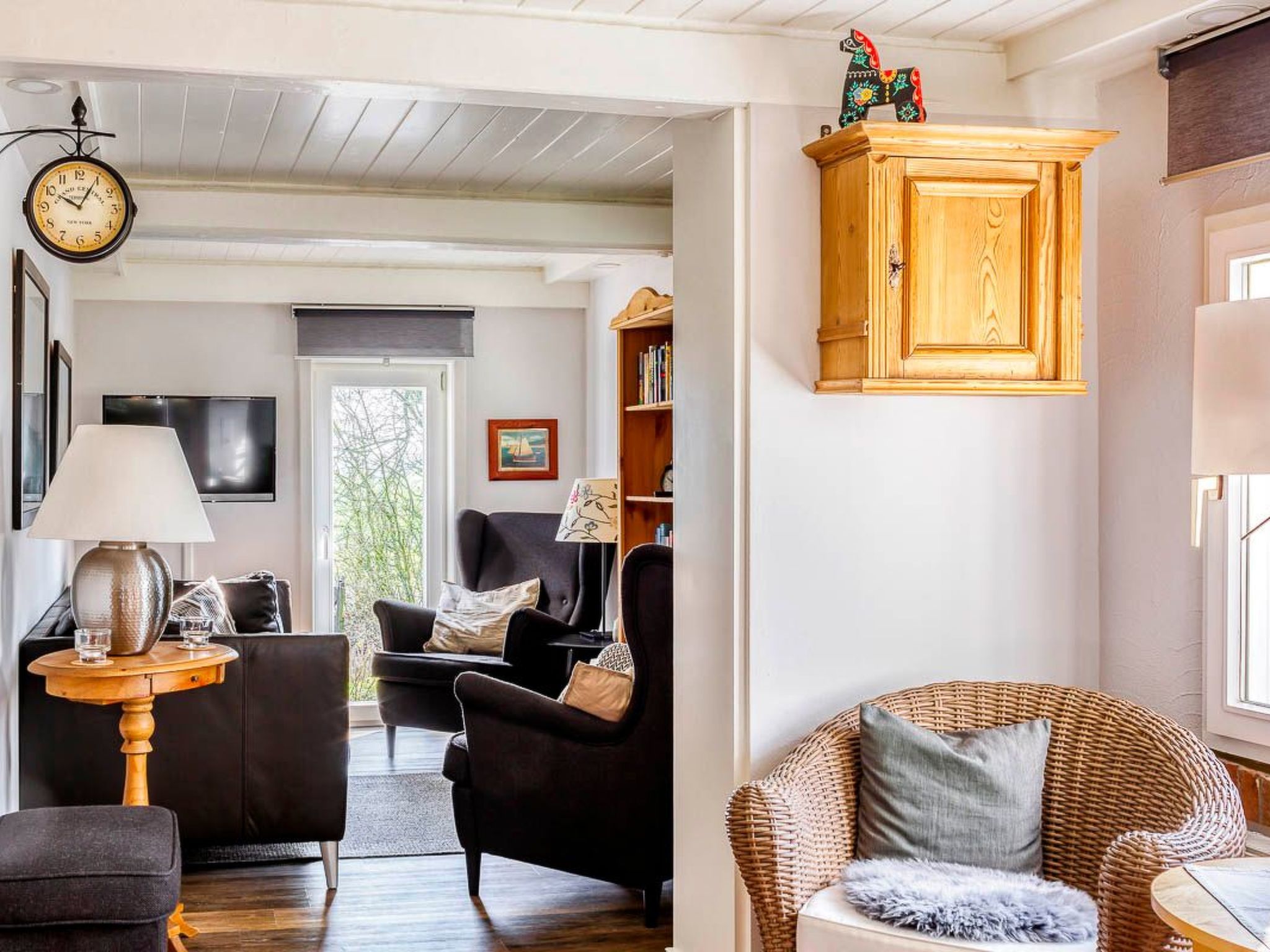 Reetdachhaus inmitten von Wiesen und Feldern-Binnen