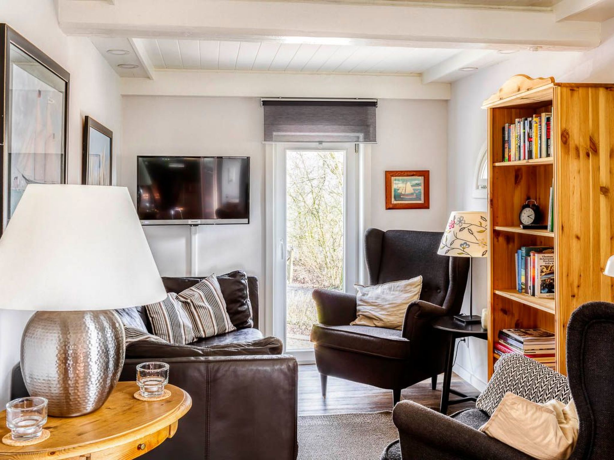 Reetdachhaus inmitten von Wiesen und Feldern-Binnen