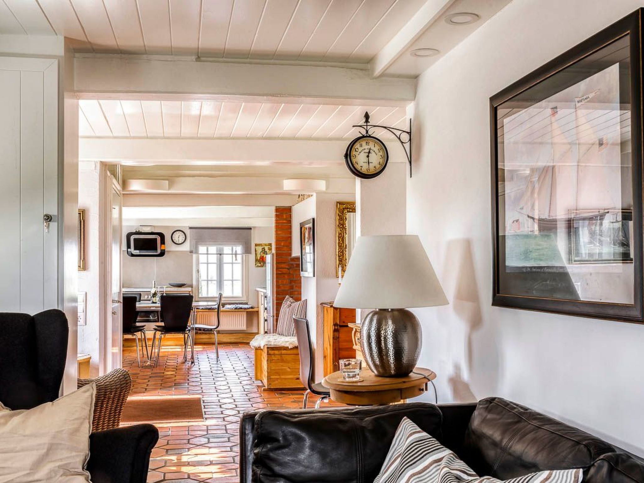 Reetdachhaus inmitten von Wiesen und Feldern-Binnen