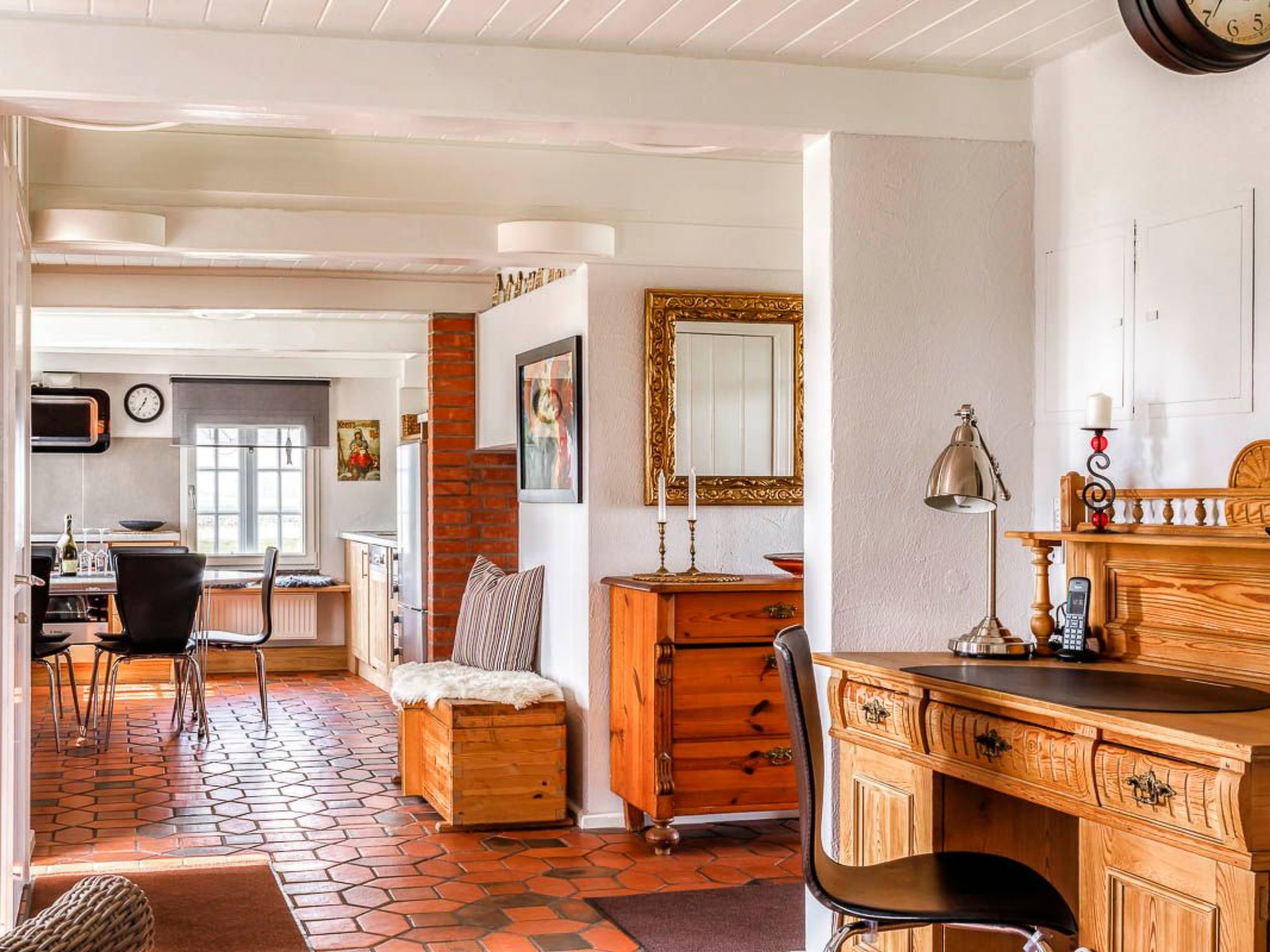 Reetdachhaus inmitten von Wiesen und Feldern-Binnen