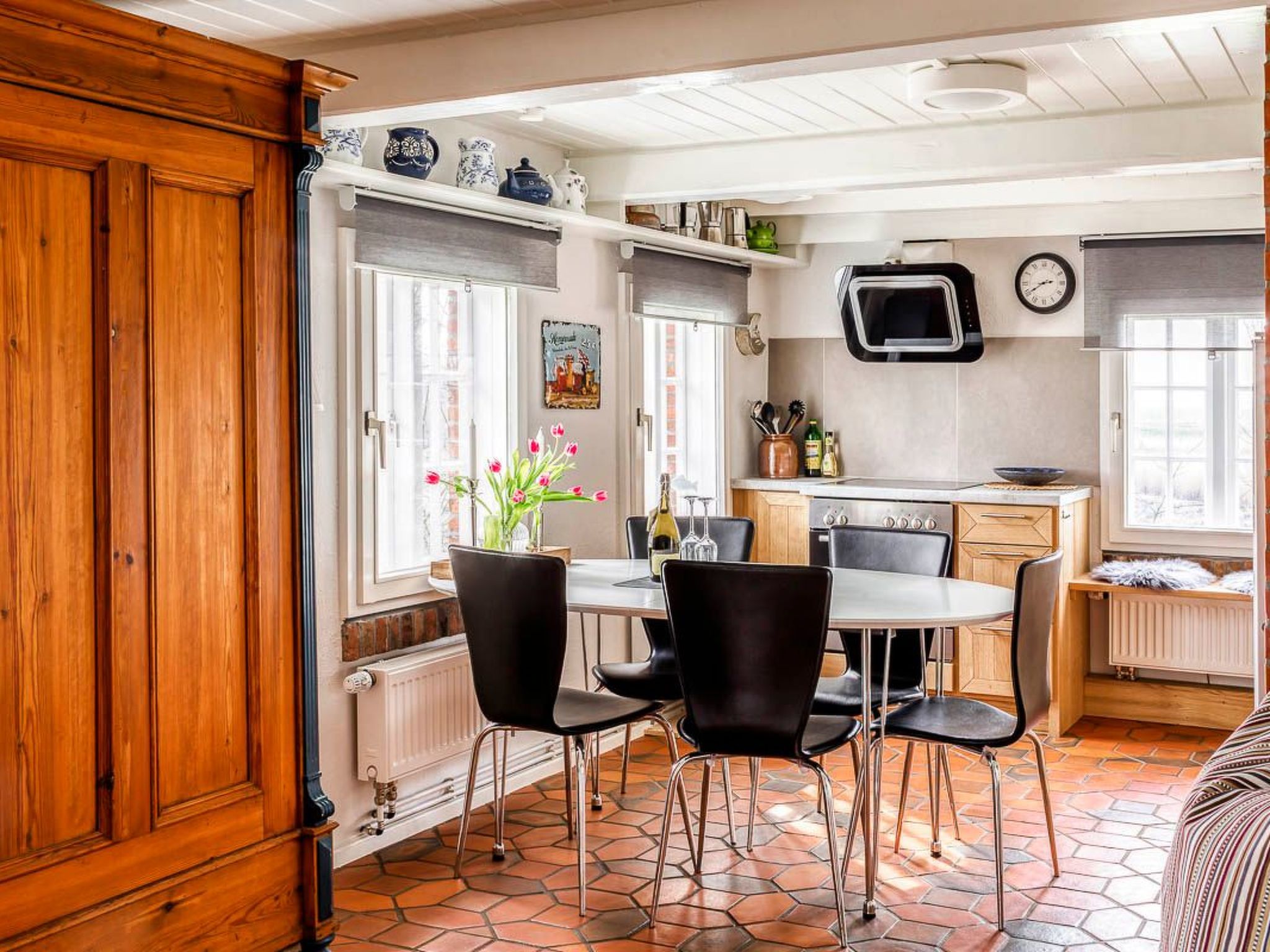 Reetdachhaus inmitten von Wiesen und Feldern-Binnen