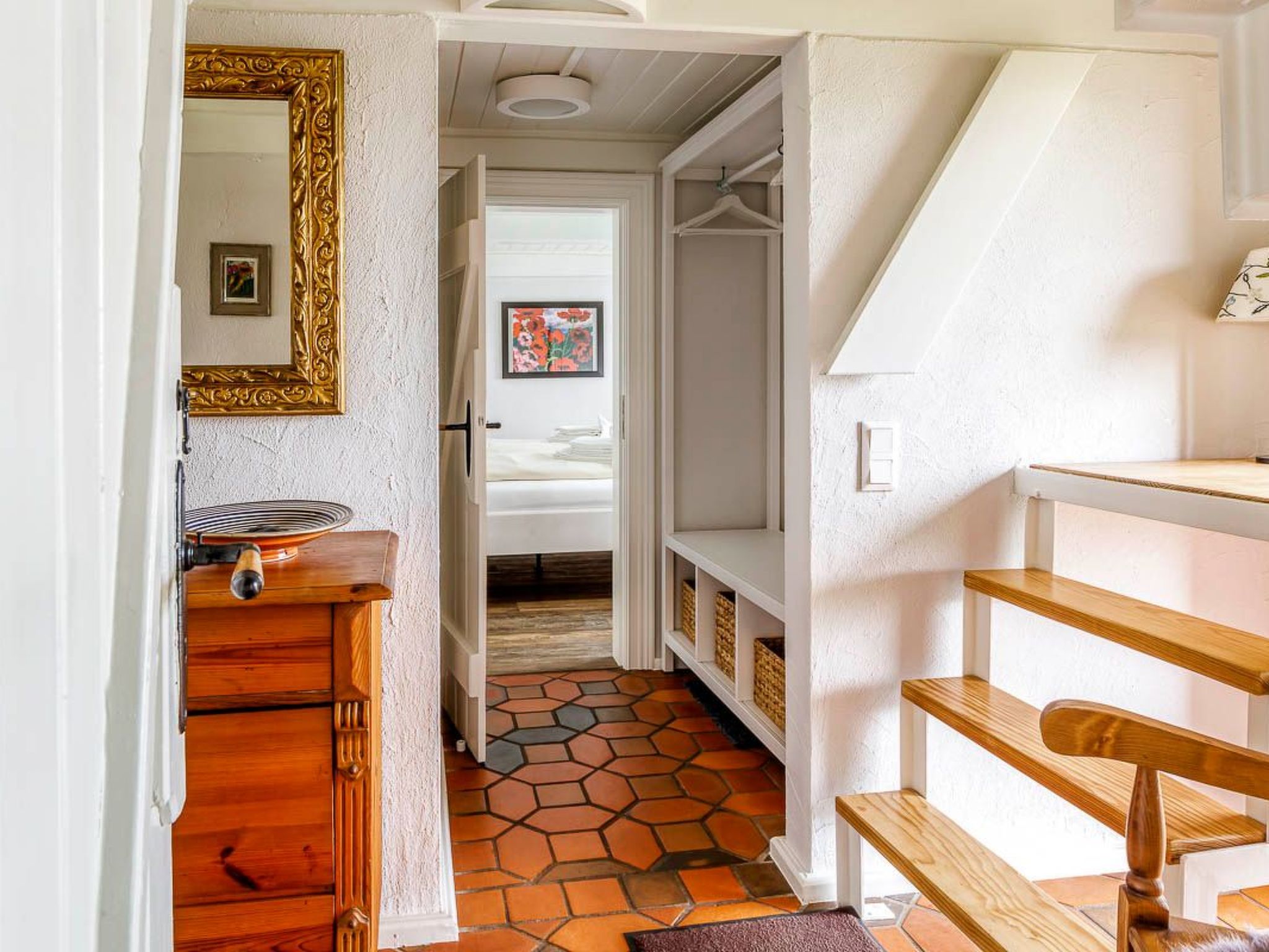 Reetdachhaus inmitten von Wiesen und Feldern-Binnen