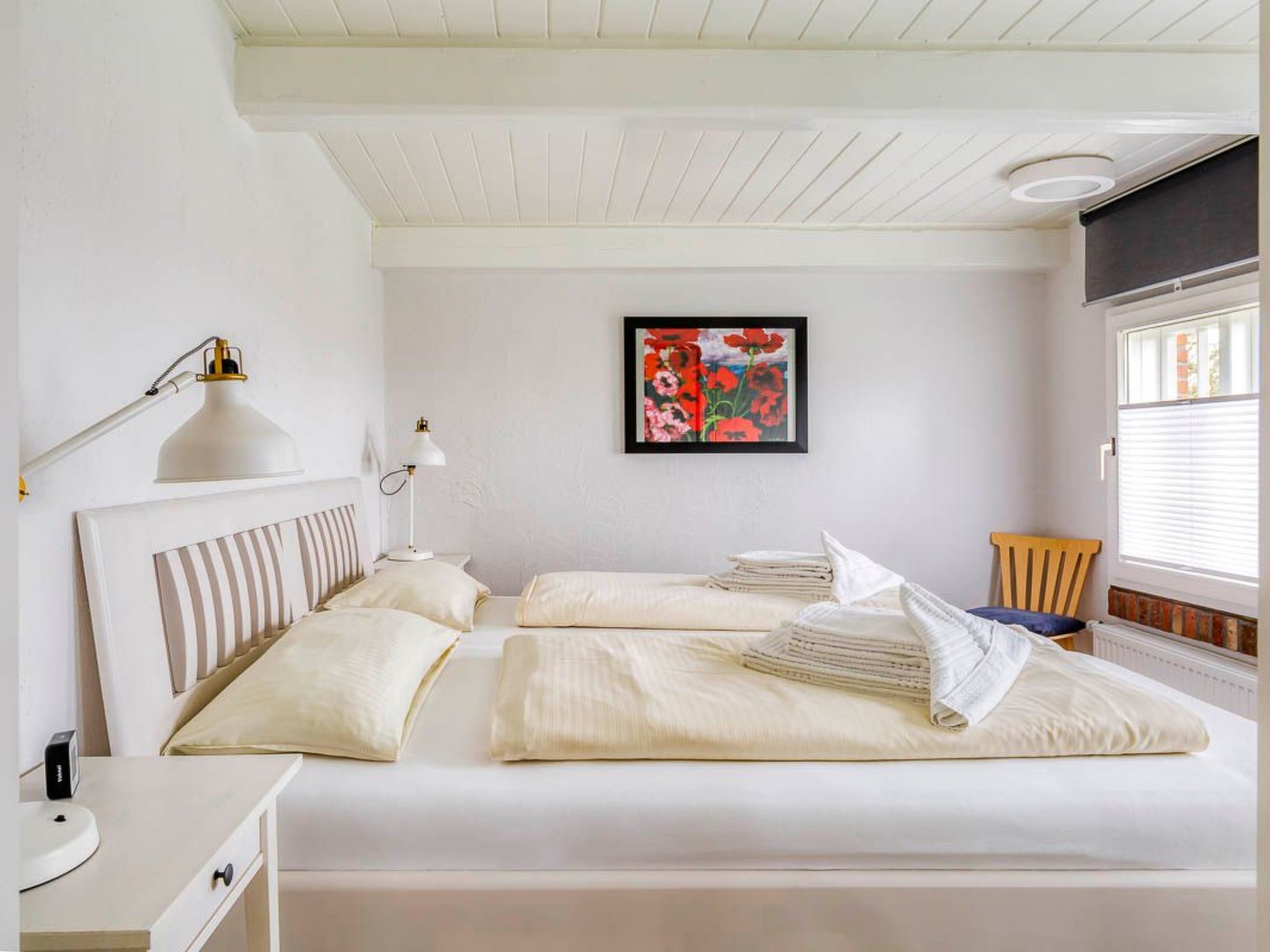 Reetdachhaus inmitten von Wiesen und Feldern-Binnen