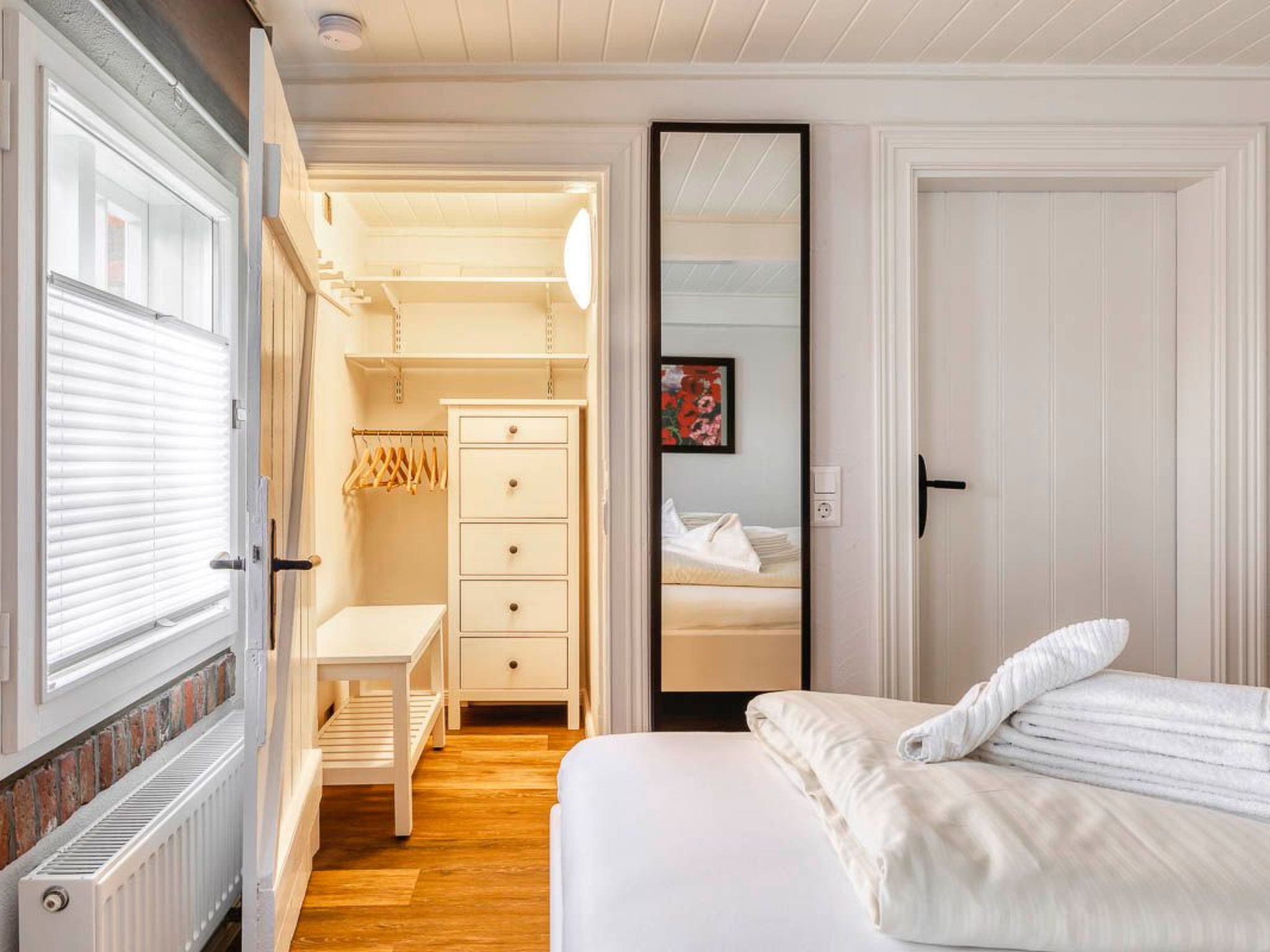 Reetdachhaus inmitten von Wiesen und Feldern-Binnen