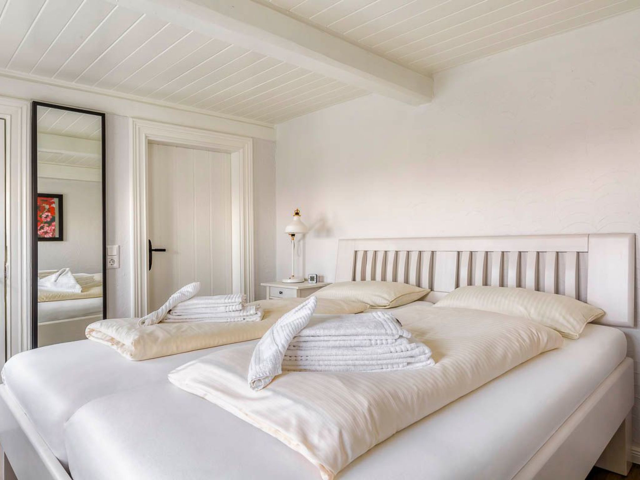 Reetdachhaus inmitten von Wiesen und Feldern-Binnen