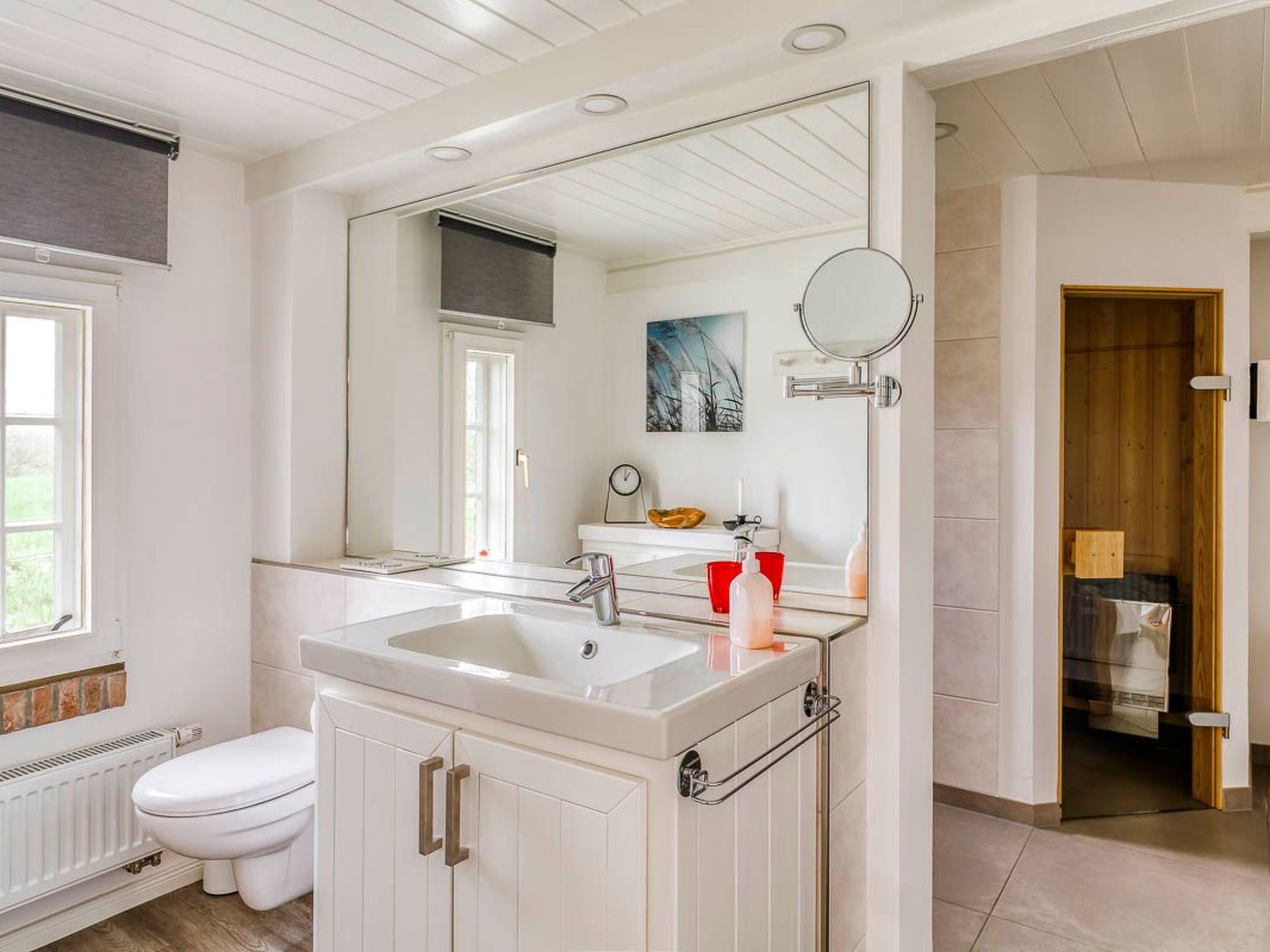 Reetdachhaus inmitten von Wiesen und Feldern-Binnen