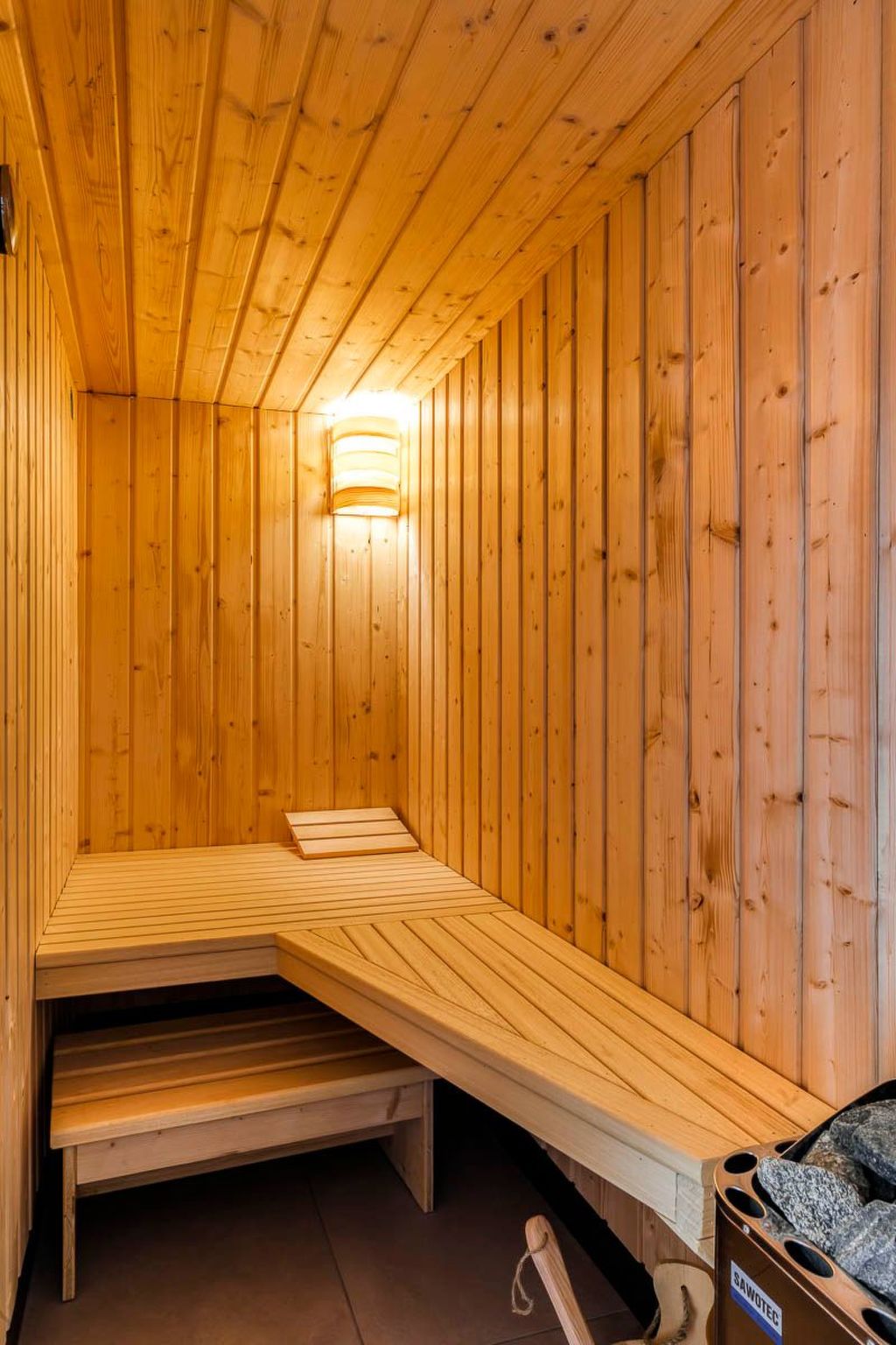 Reetdachhaus inmitten von Wiesen und Feldern-Binnen