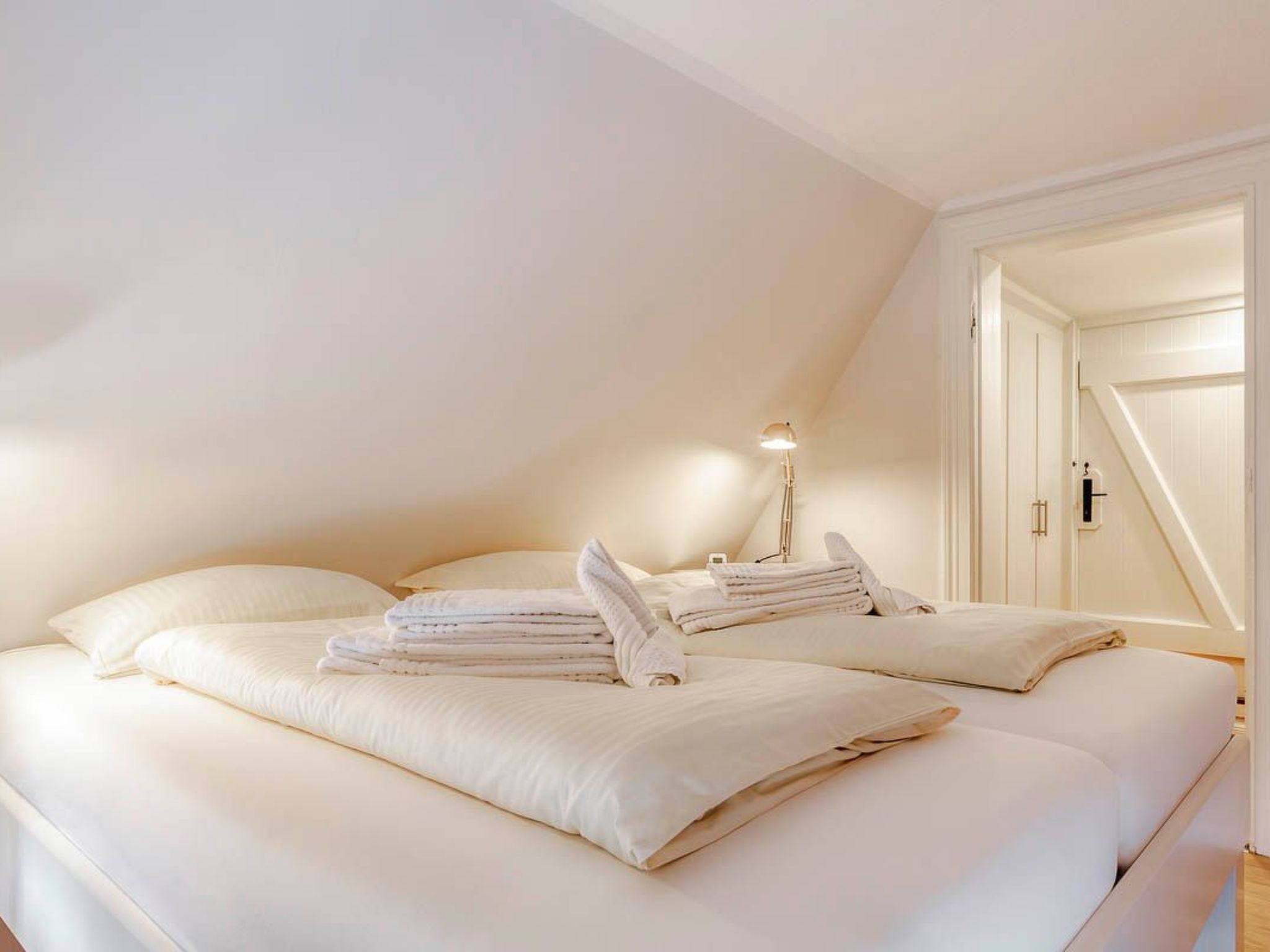 Reetdachhaus inmitten von Wiesen und Feldern-Binnen