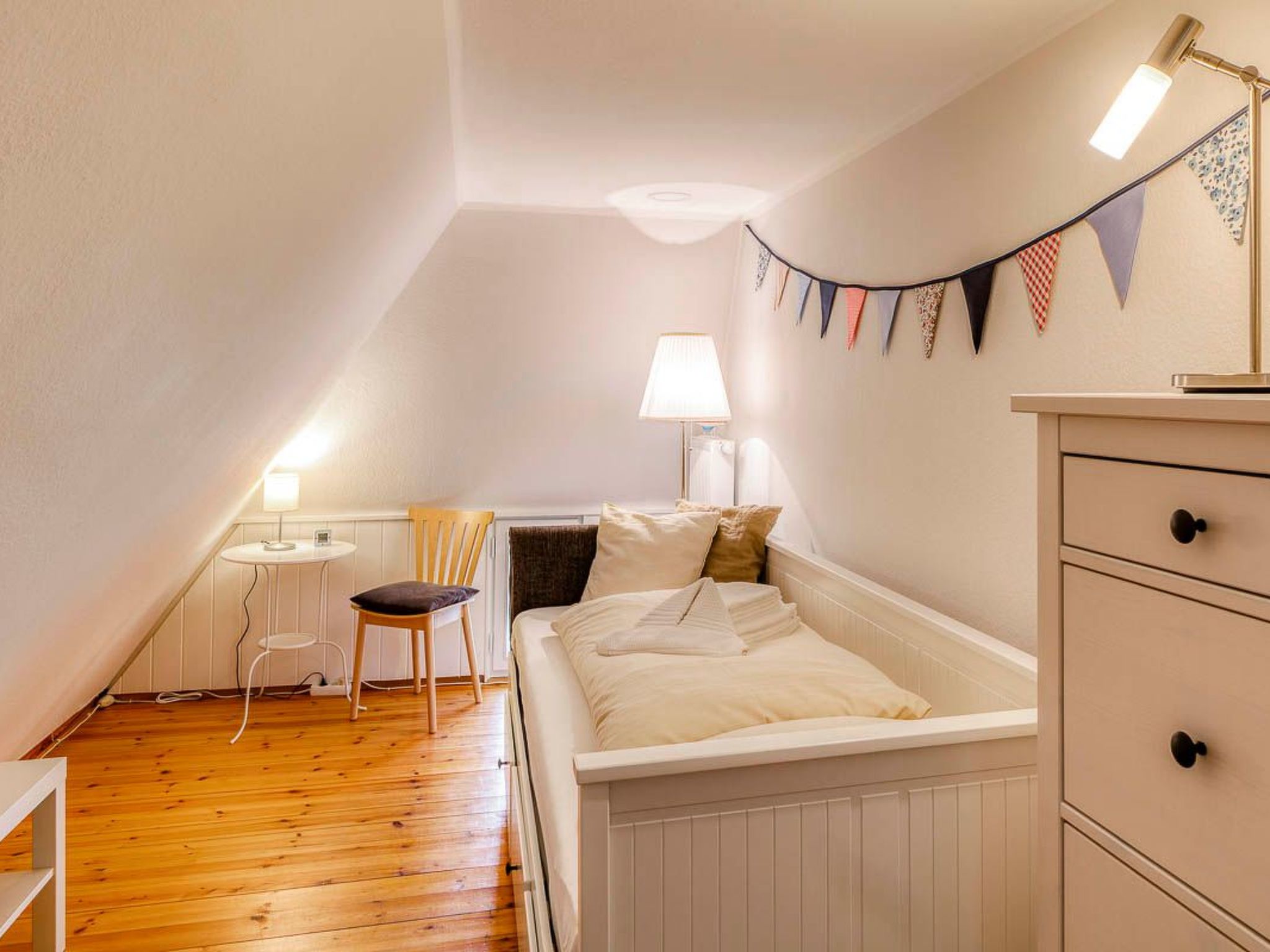 Reetdachhaus inmitten von Wiesen und Feldern-Binnen