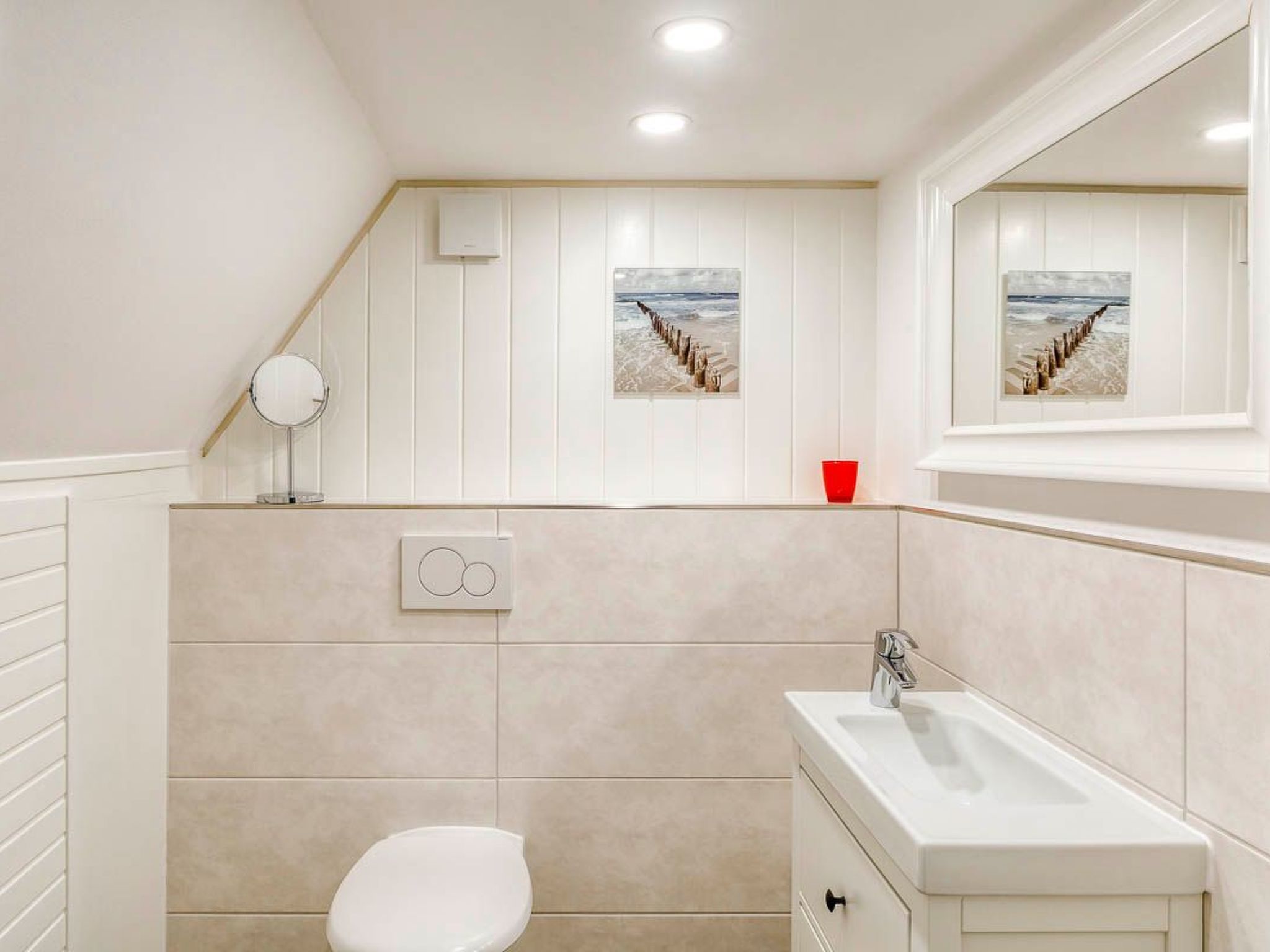 Reetdachhaus inmitten von Wiesen und Feldern-Binnen