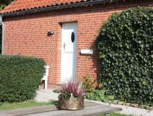 mit Garten und Parkplatz