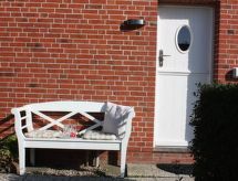 mit Garten und Parkplatz