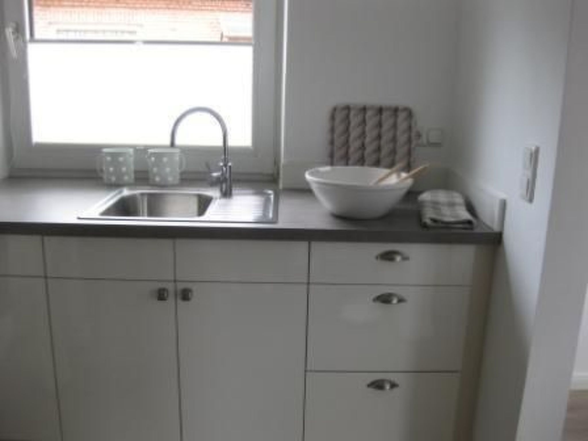 Mit Garten und Parkplatz-Binnen