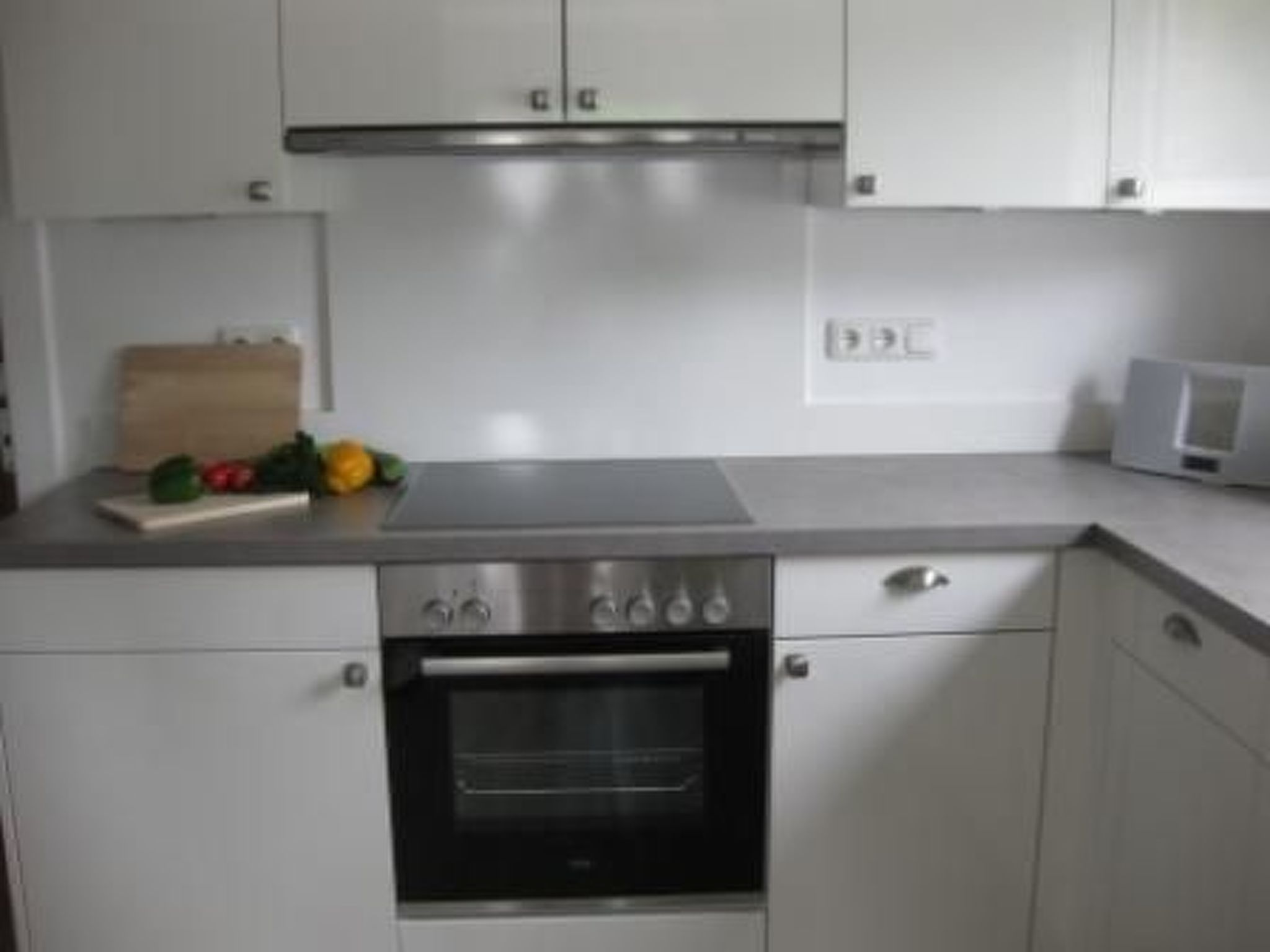 Mit Garten und Parkplatz-Binnen