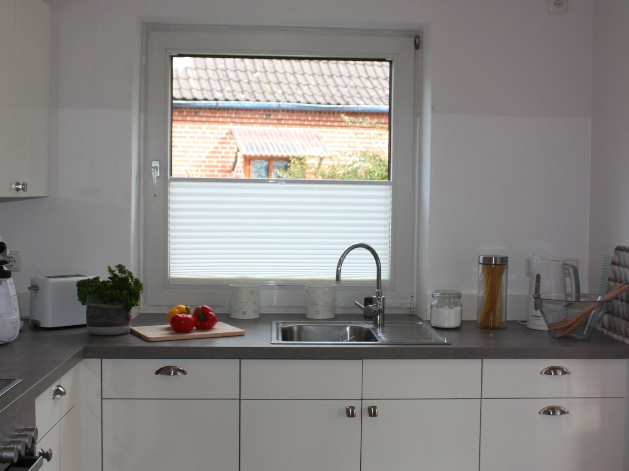 Mit Garten und Parkplatz-Binnen