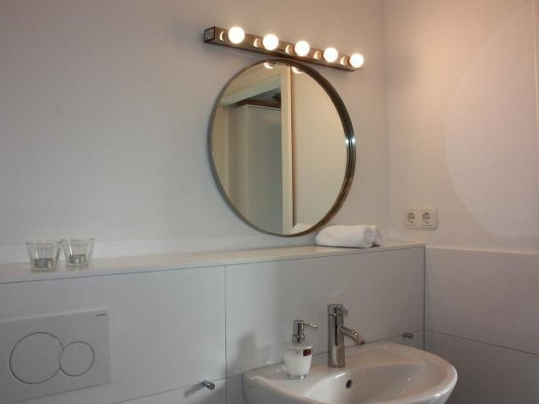 Mit Garten und Parkplatz-Binnen