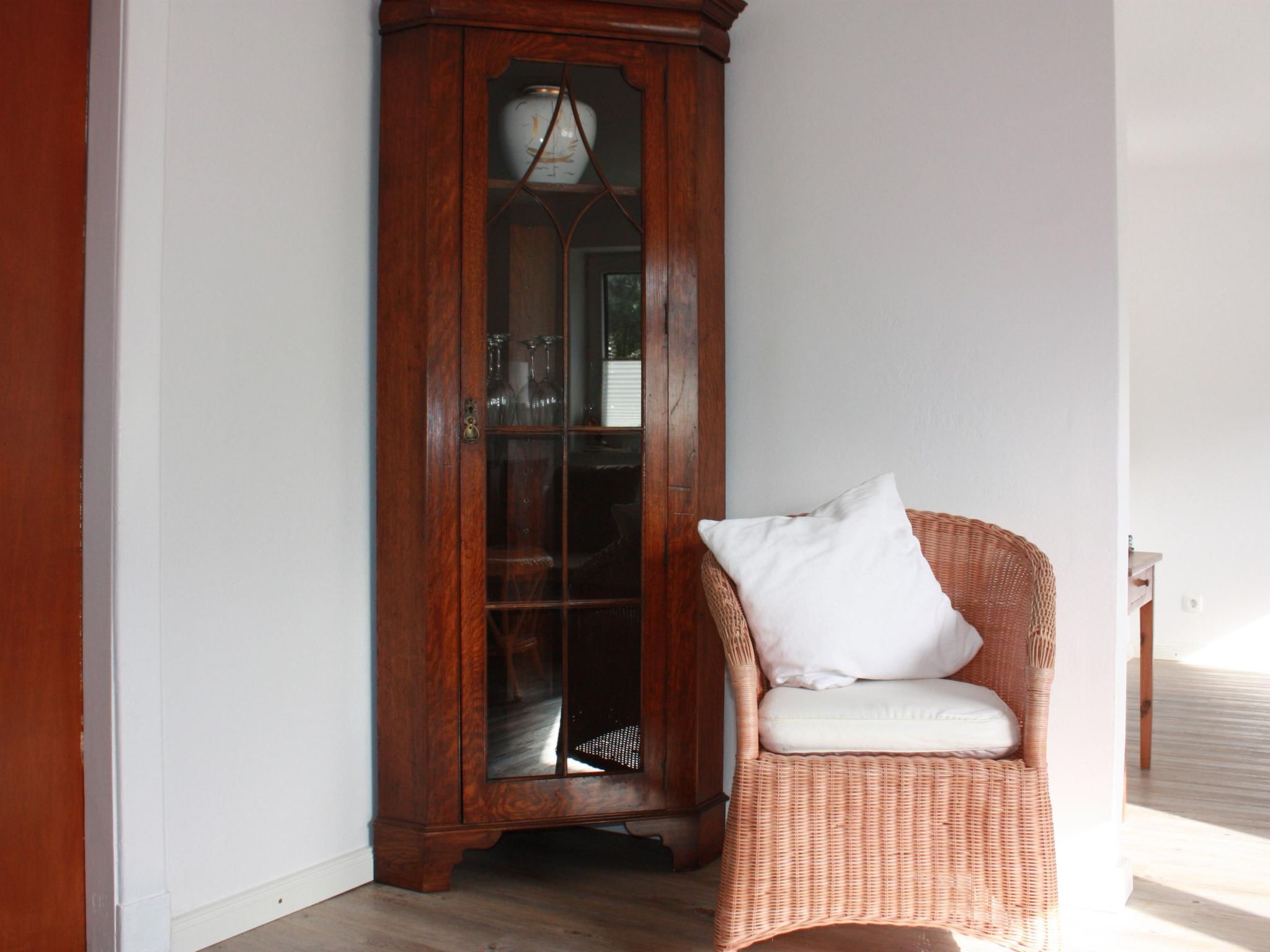 Mit Garten und Parkplatz-Binnen