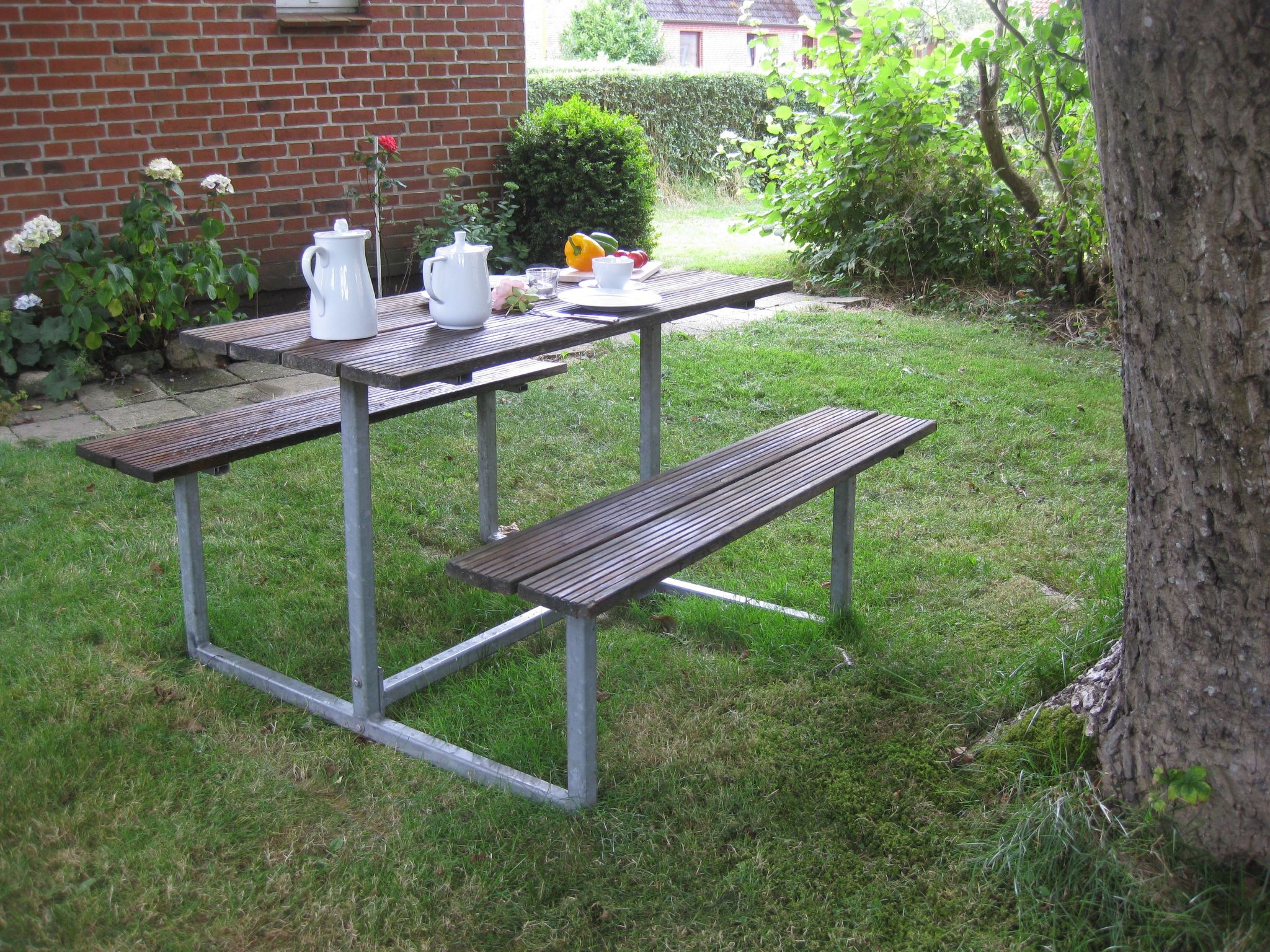 Mit Garten und Parkplatz-Binnen