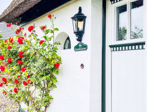 Historisch rietgedekt huis in Goting op Föhr, vlakbij de Noordzee - thumbnail 1