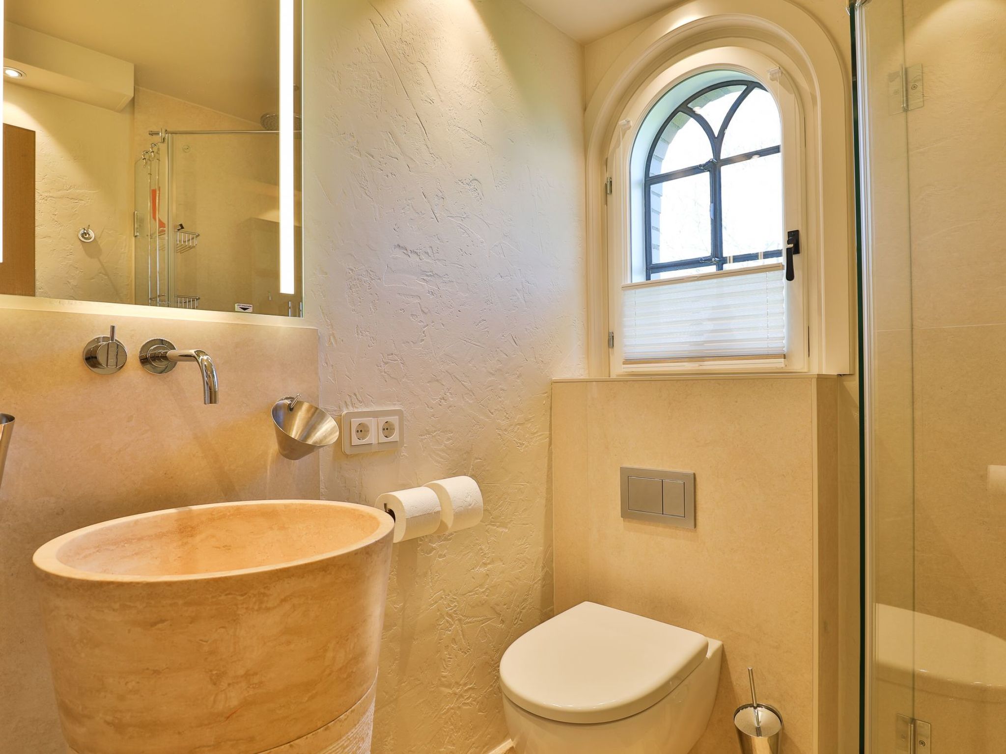 In Großmorsum mit Terrasse und Grill-Binnen