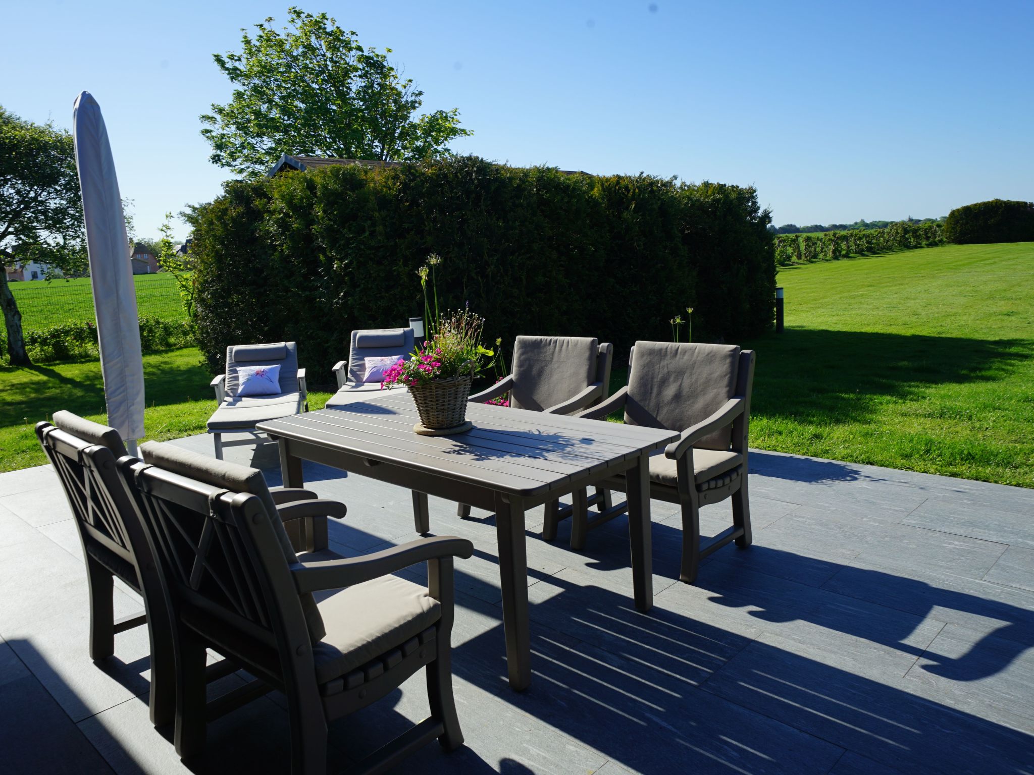 In Großmorsum mit Terrasse und Grill-Binnen