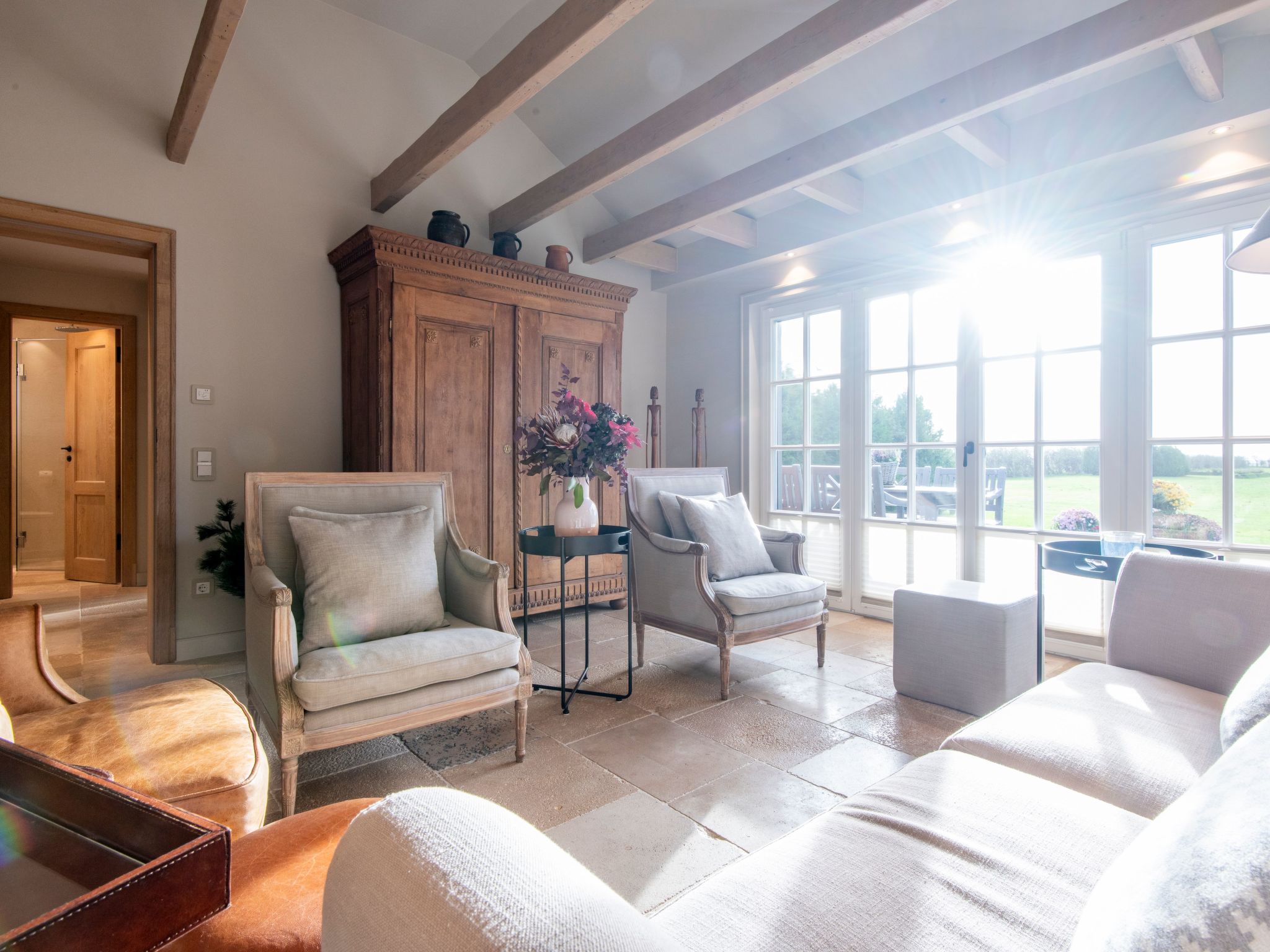 In Großmorsum mit Terrasse und Grill-Binnen