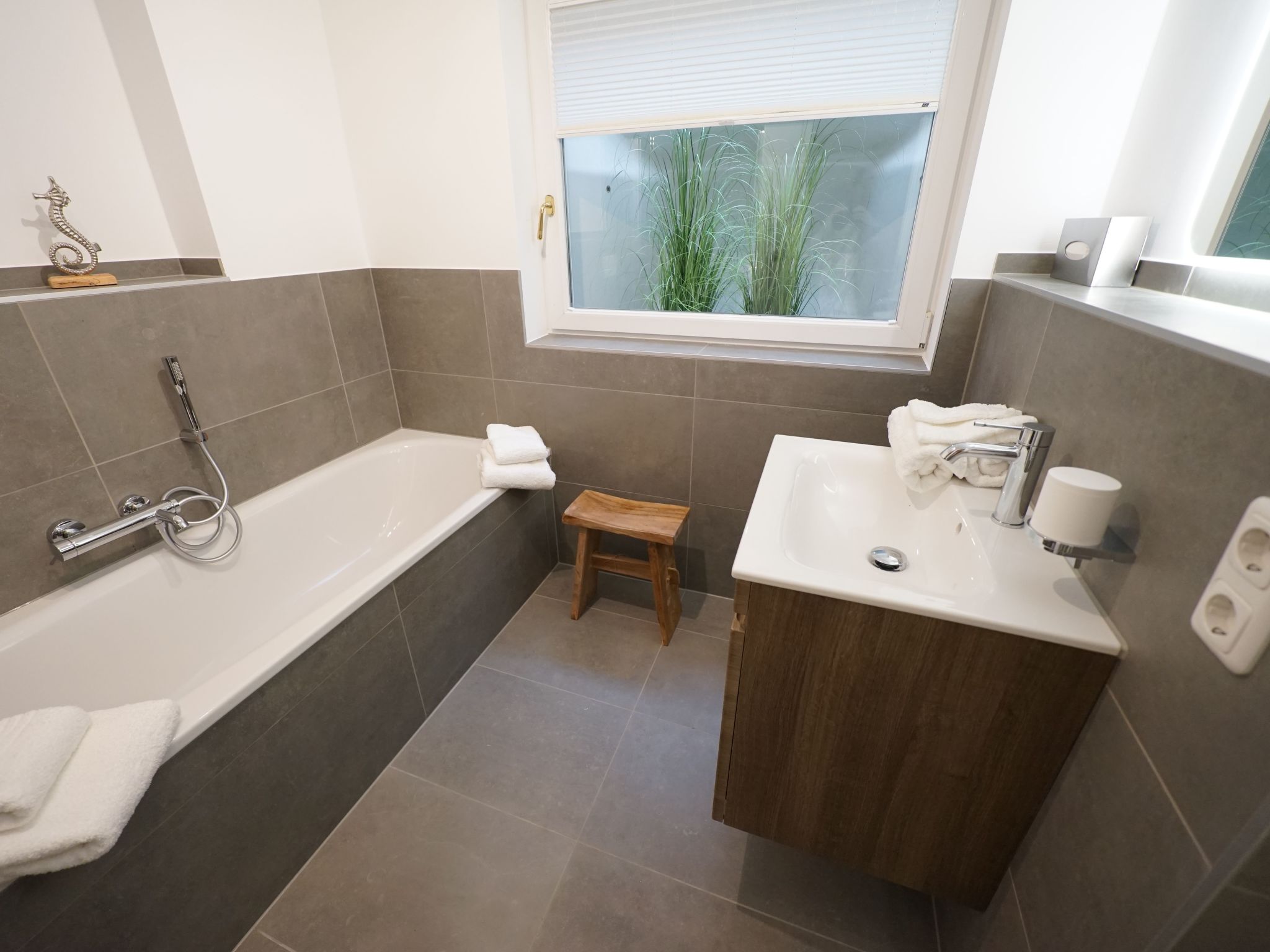 Helle Ferienwohnung mit sonniger Terrasse-Binnen