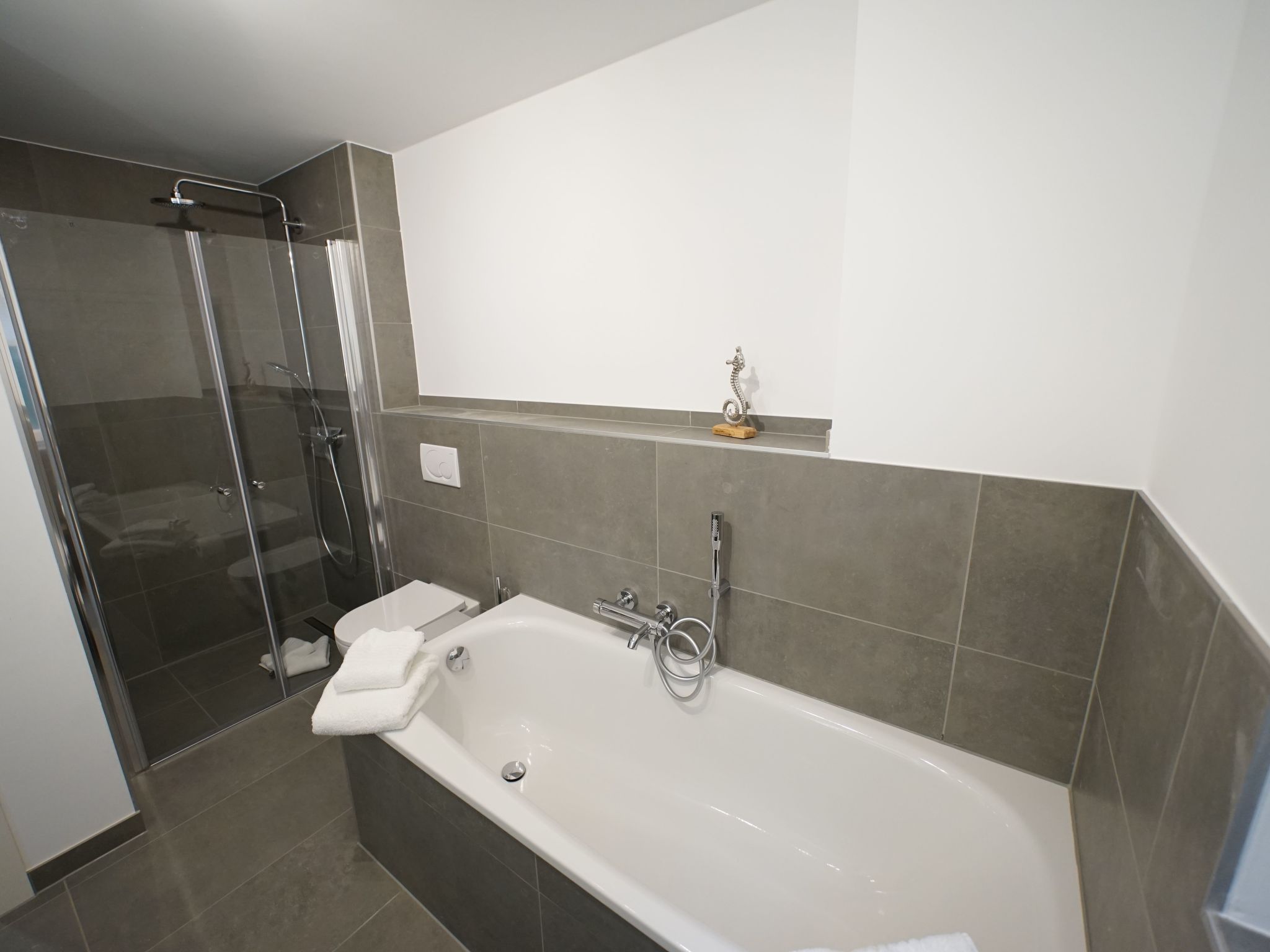 Helle Ferienwohnung mit sonniger Terrasse-Binnen