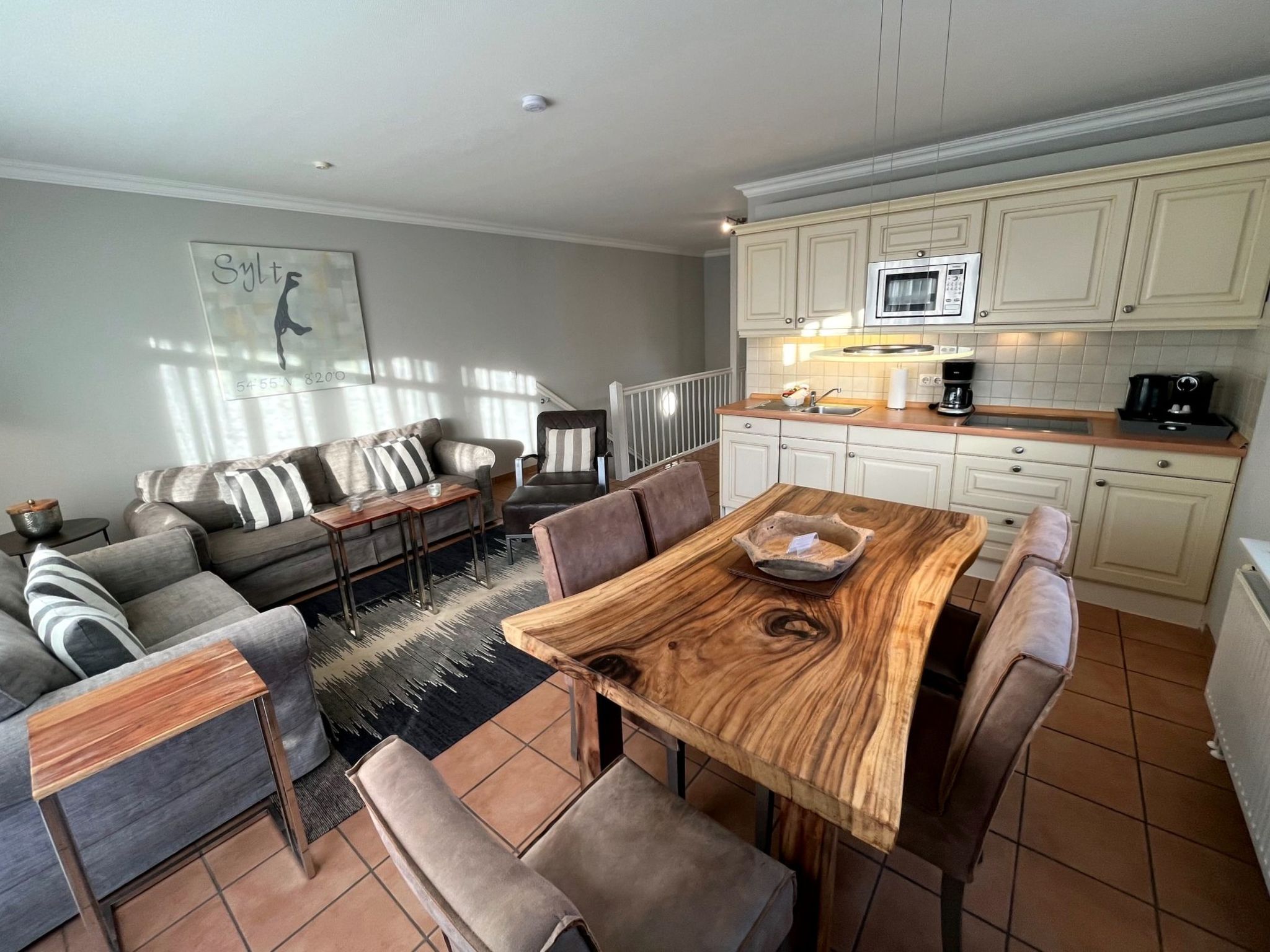 Helle Ferienwohnung mit sonniger Terrasse-Binnen