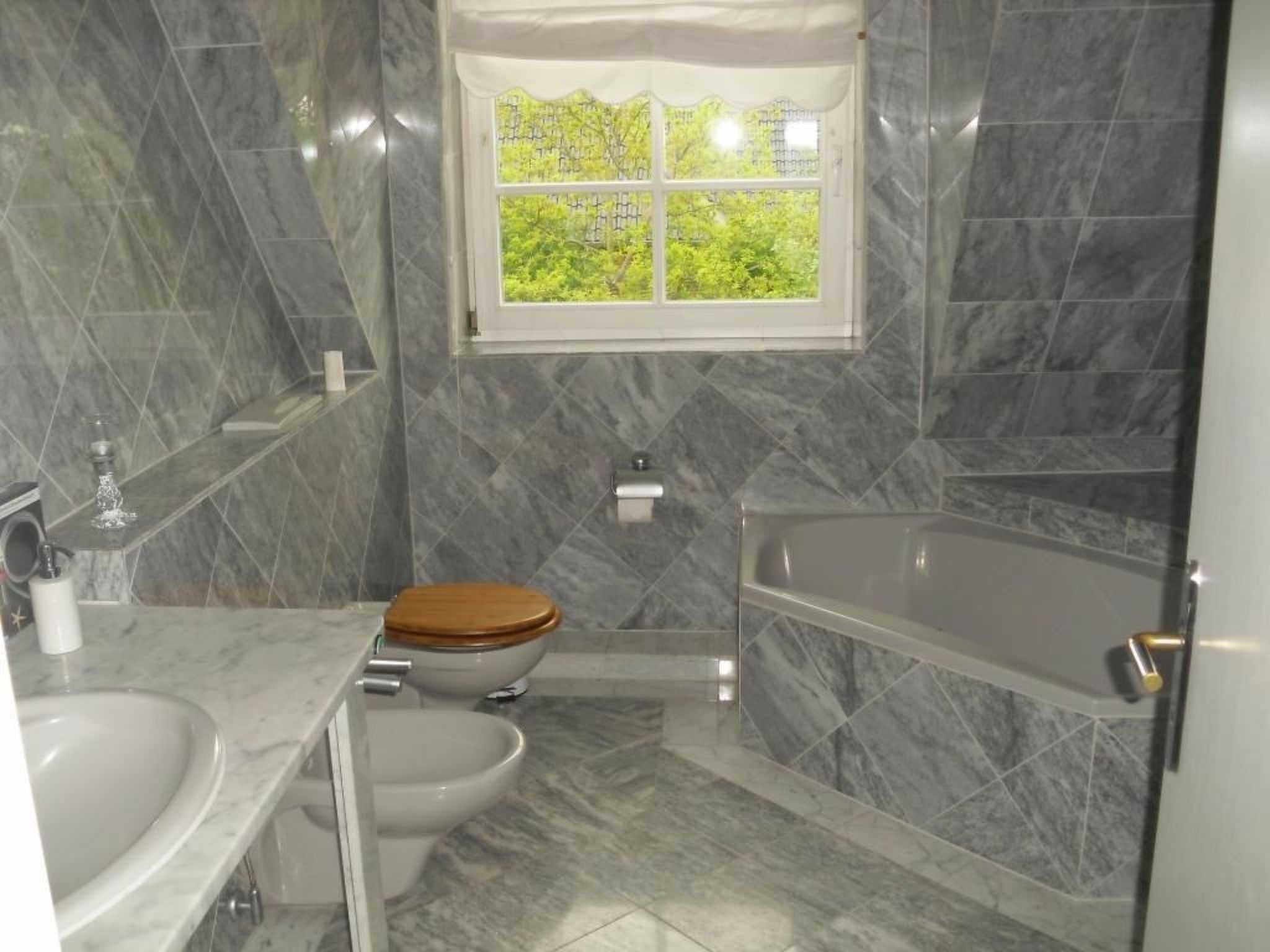 Modernisierte Ferienwohnung mit Balkon-Dedans