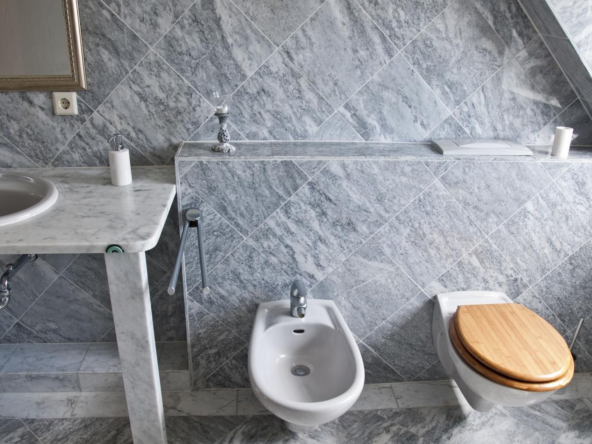 Modernisierte Ferienwohnung mit Balkon-Dedans