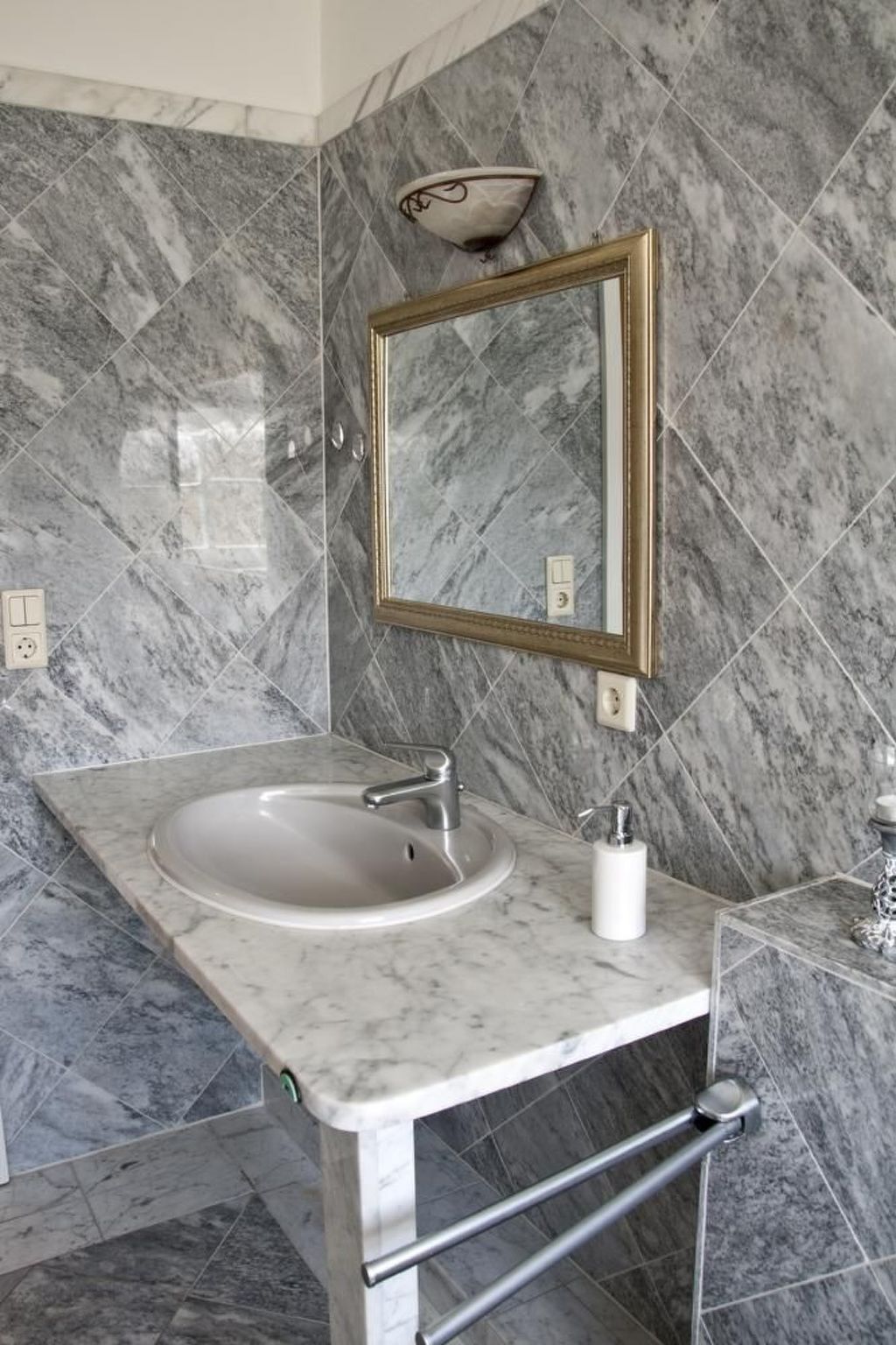 Modernisierte Ferienwohnung mit Balkon-Dedans