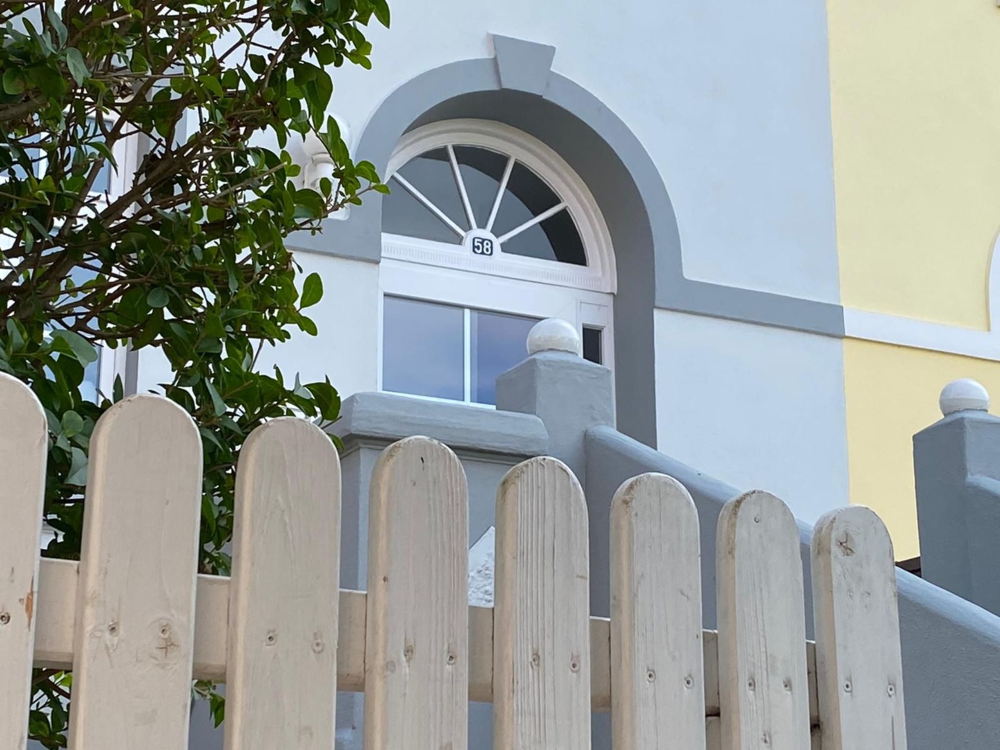 Freundlich eingerichtete Wohnung mit Meerblick - Buiten