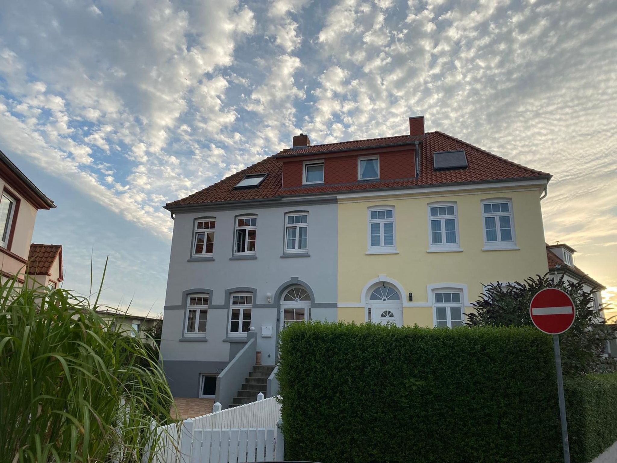 Freundlich eingerichtete Wohnung mit Meerblick - Buiten