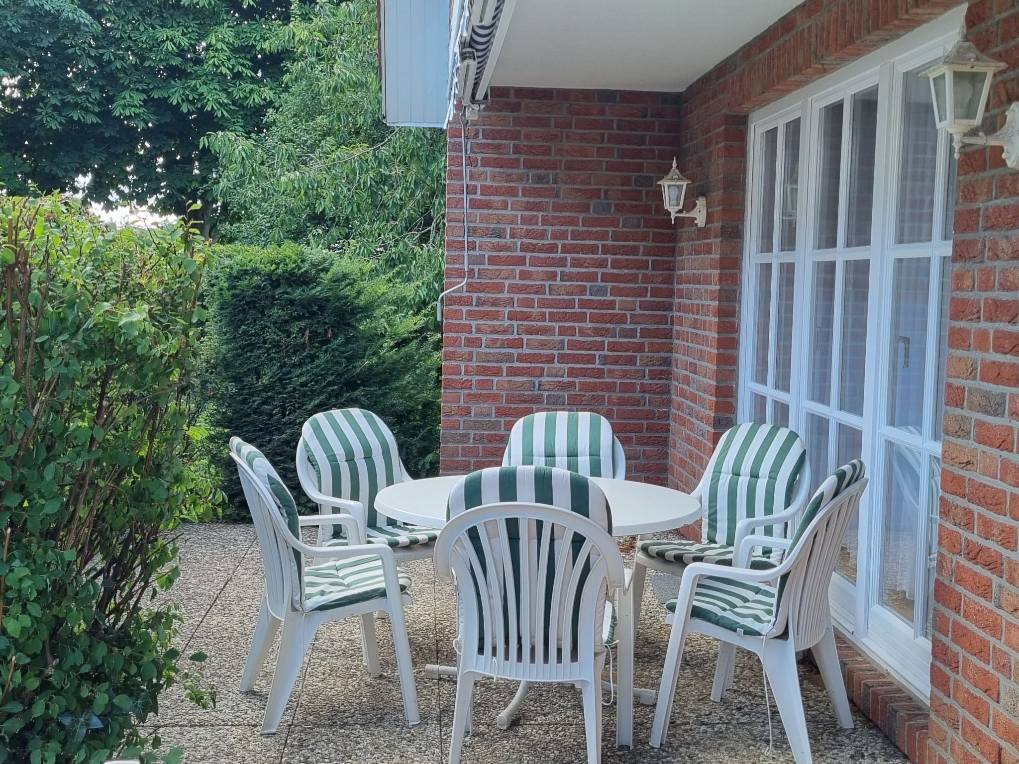 Appartement mit Garten, Grill und Terrasse - Buiten