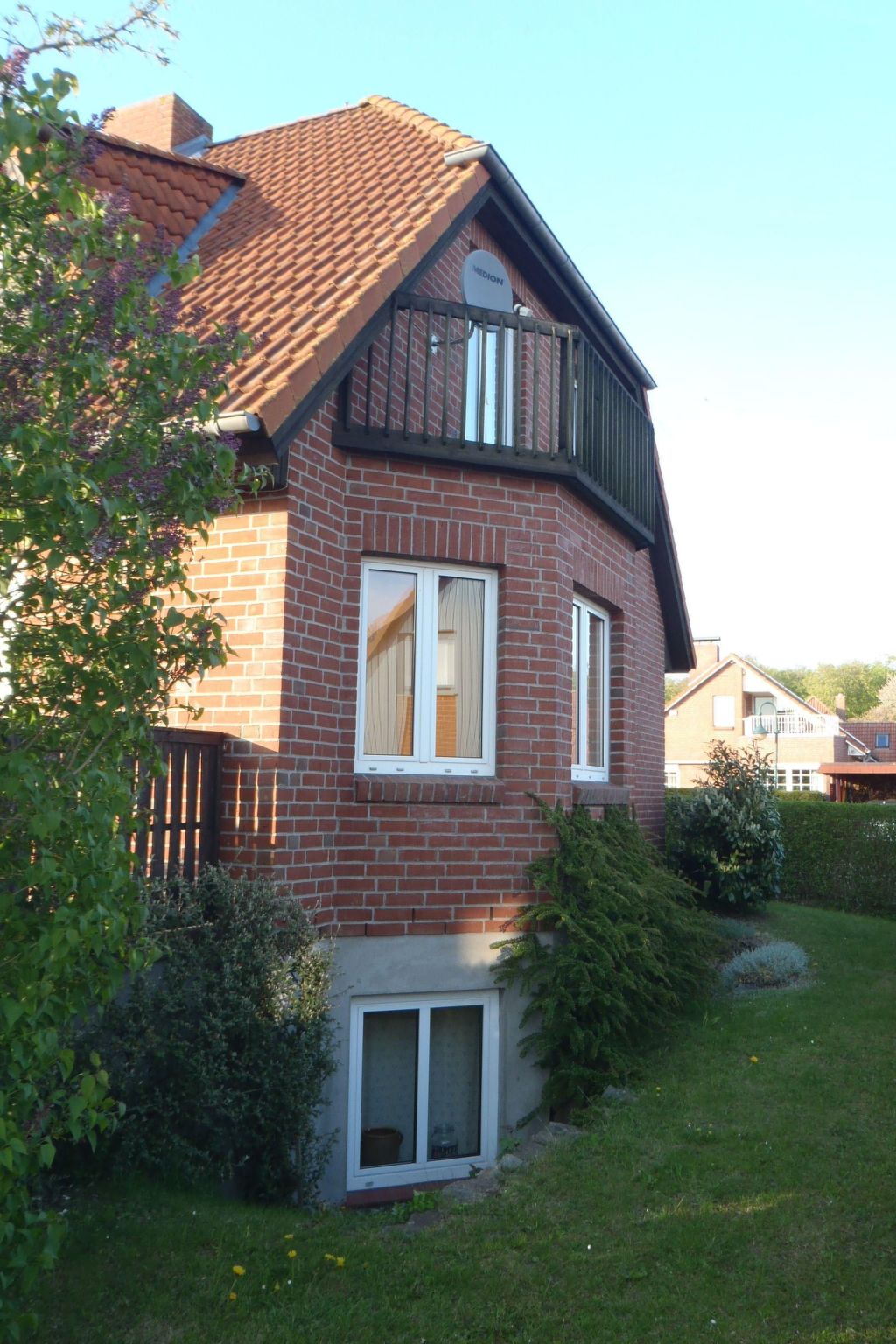 Here you will find a cosy attic flat with a small balcony in a two-family house in a quiet location in a cul-de-sac. You benefit from a relaxing location in a new development area, south of the Hohwac..