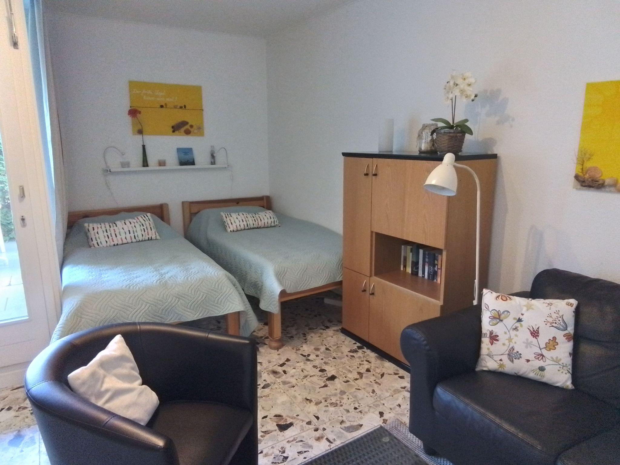 Het appartement bevindt zich op de begane grond van een rijtjeshuis met drie verdiepingen in een verkeersluw vakantiecomplex. Het is ideaal voor een vakantie met z'n tweeën of alleen, om te ontsnappe..