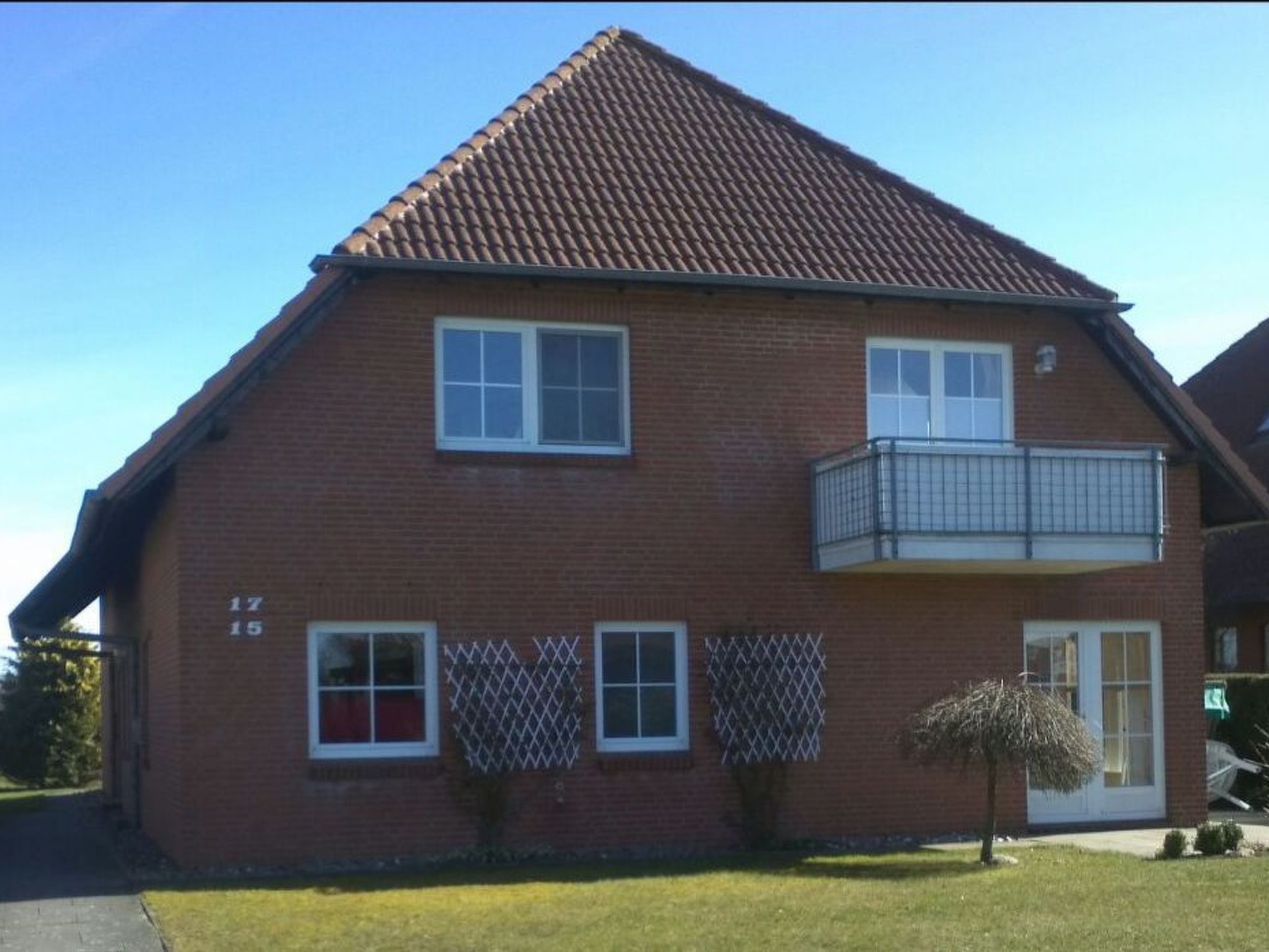 This apartment is on the ground floor of a semi-detached house in the quietly situated Wulfen on the island Fehmarn.The apartment of around 75m² consists of a combined living and dining room with a c..