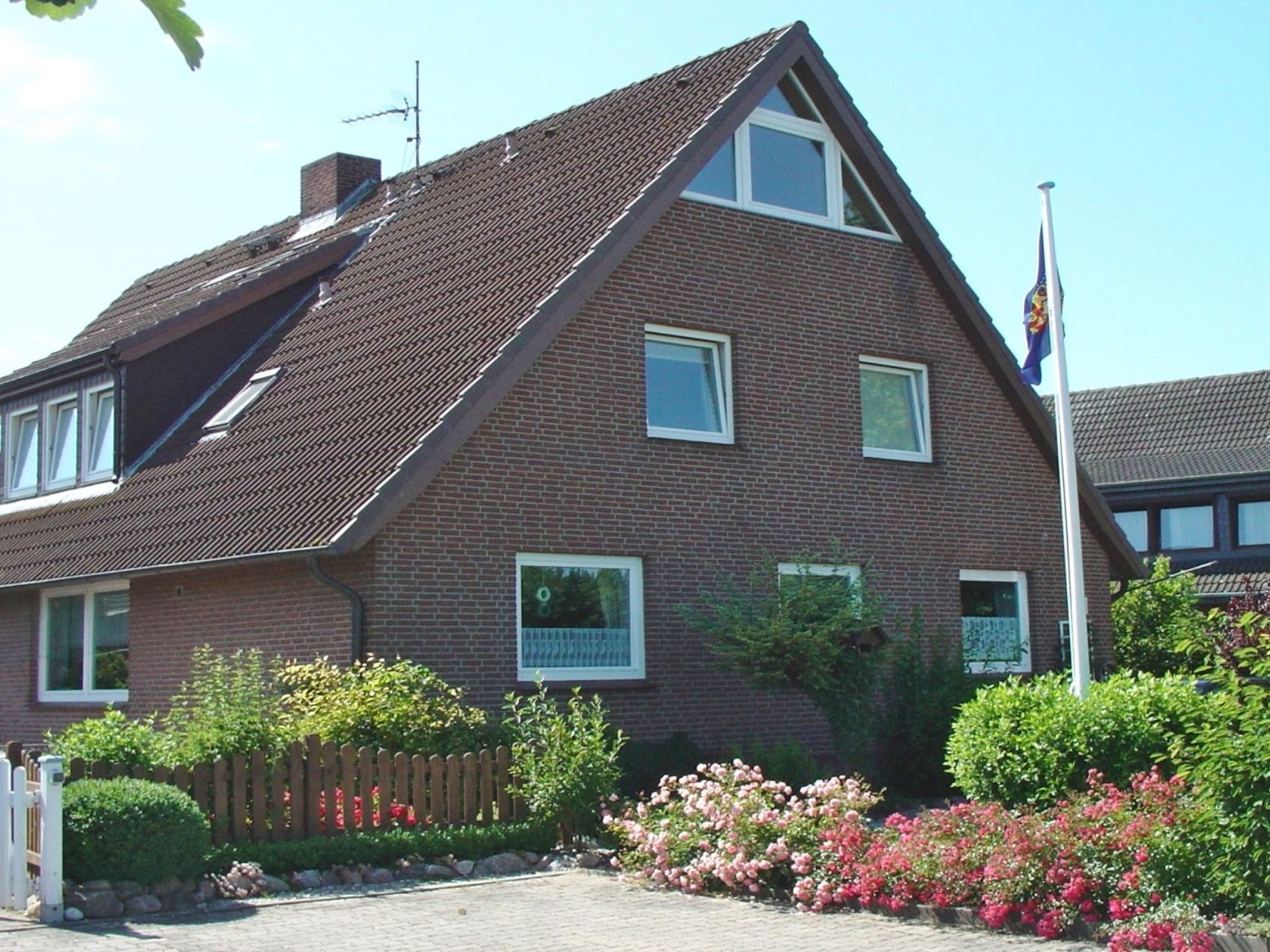 De studio ligt op de eerste verdieping en is maar 18 m² groot met zicht op de strandlaan en over weiden en velden. Er is een woon- slaapruimte, een badkamer met douche en een klein keukenblok. In de ..