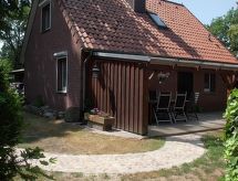 mit überdachter Terrasse und Carport