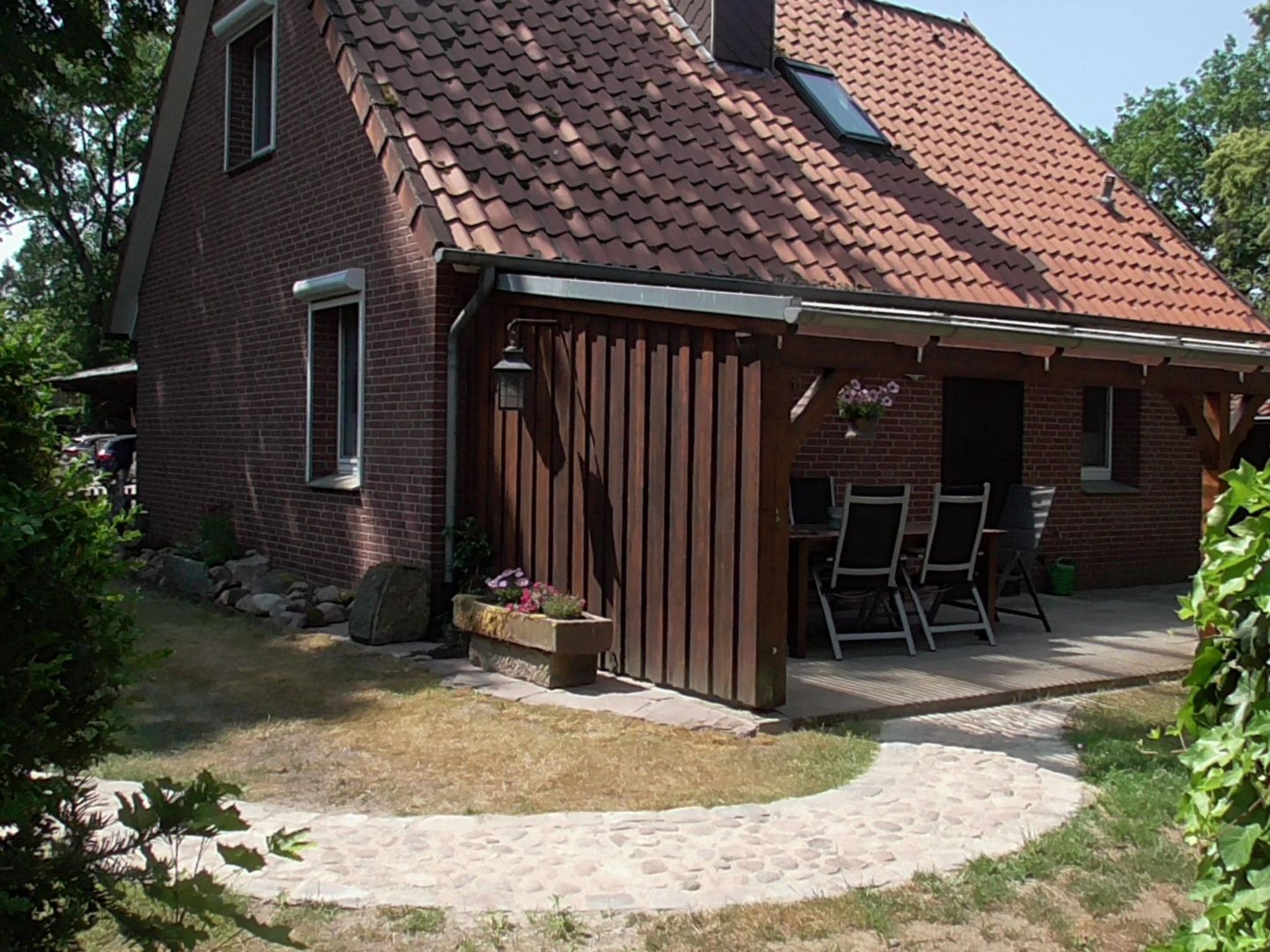 mit überdachter Terrasse und Carport