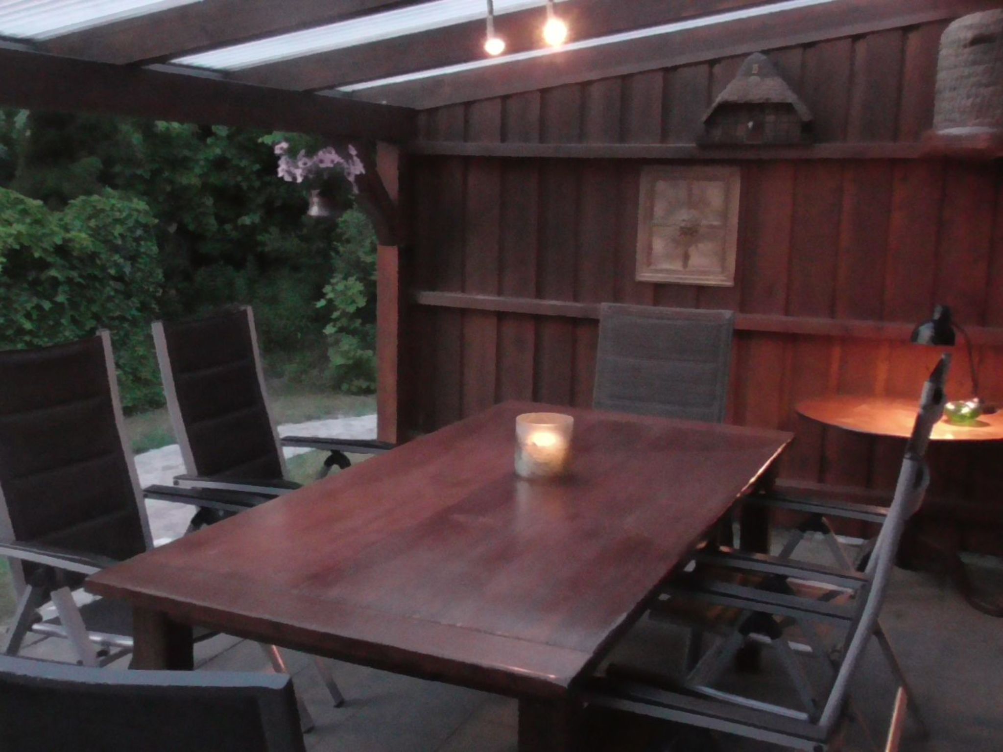 Mit überdachter Terrasse und Carport-Binnen