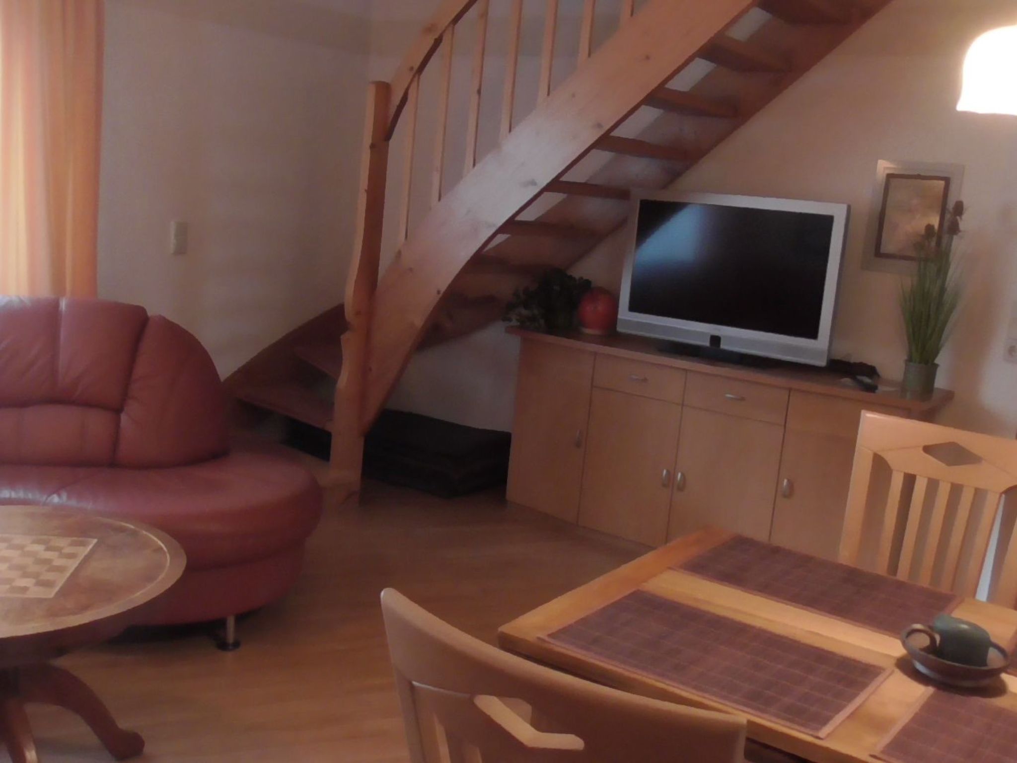 Mit überdachter Terrasse und Carport-Binnen